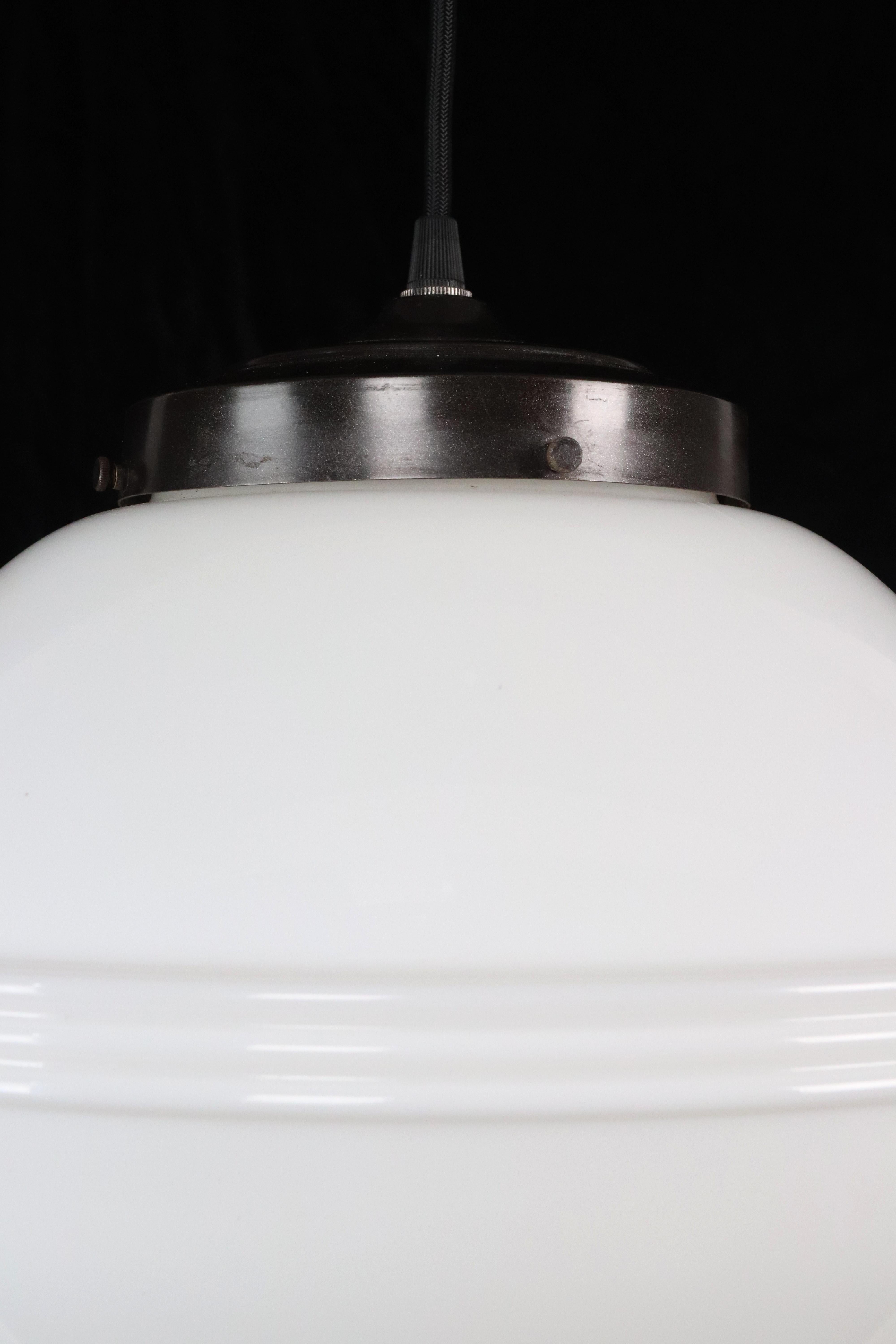 Lampada a sospensione Art Deco degli anni '20 in vetro bianco latte con cavo nero in vendita 1