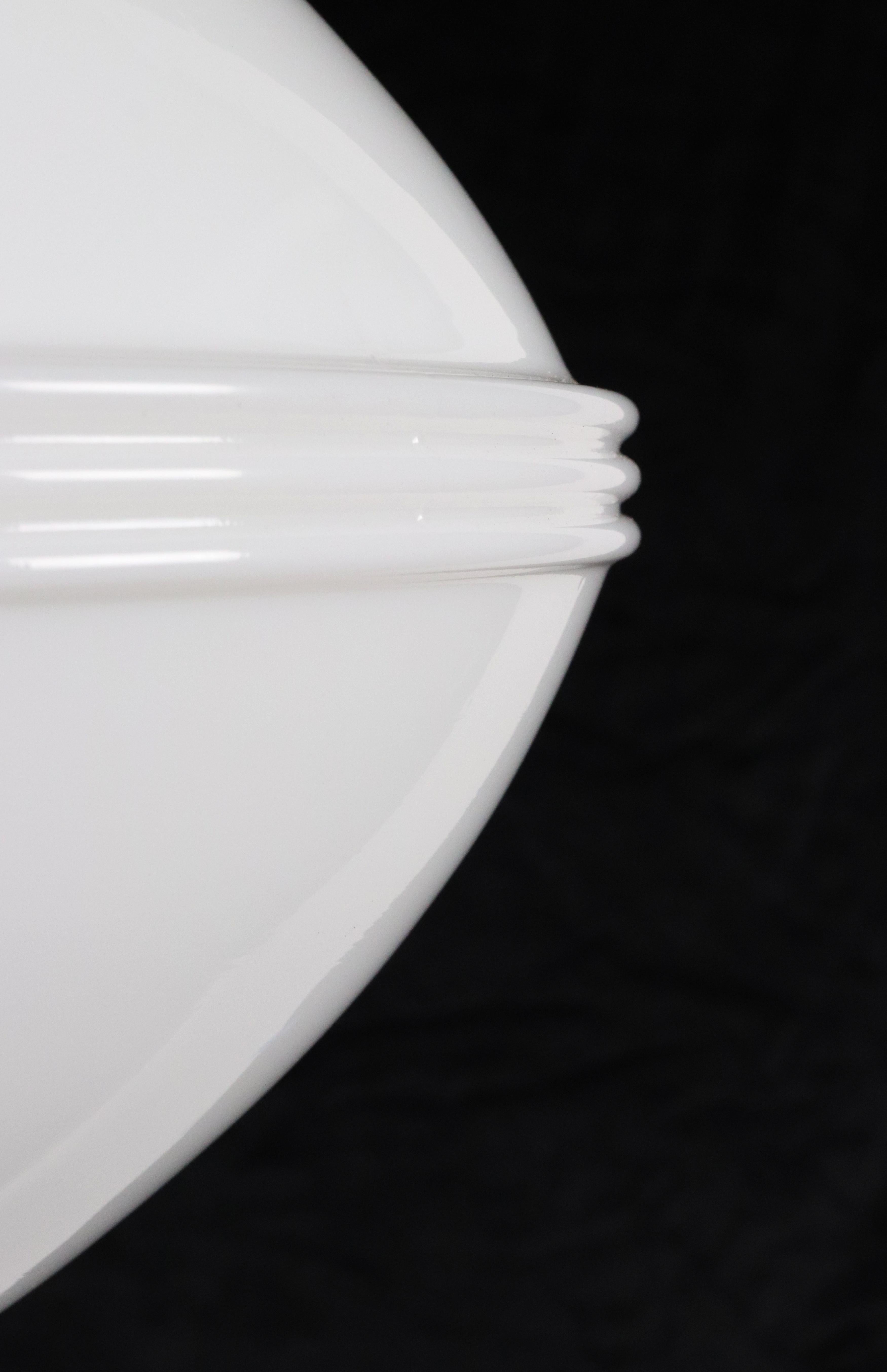 Lampada a sospensione Art Deco degli anni '20 in vetro bianco latte con cavo nero in vendita 2