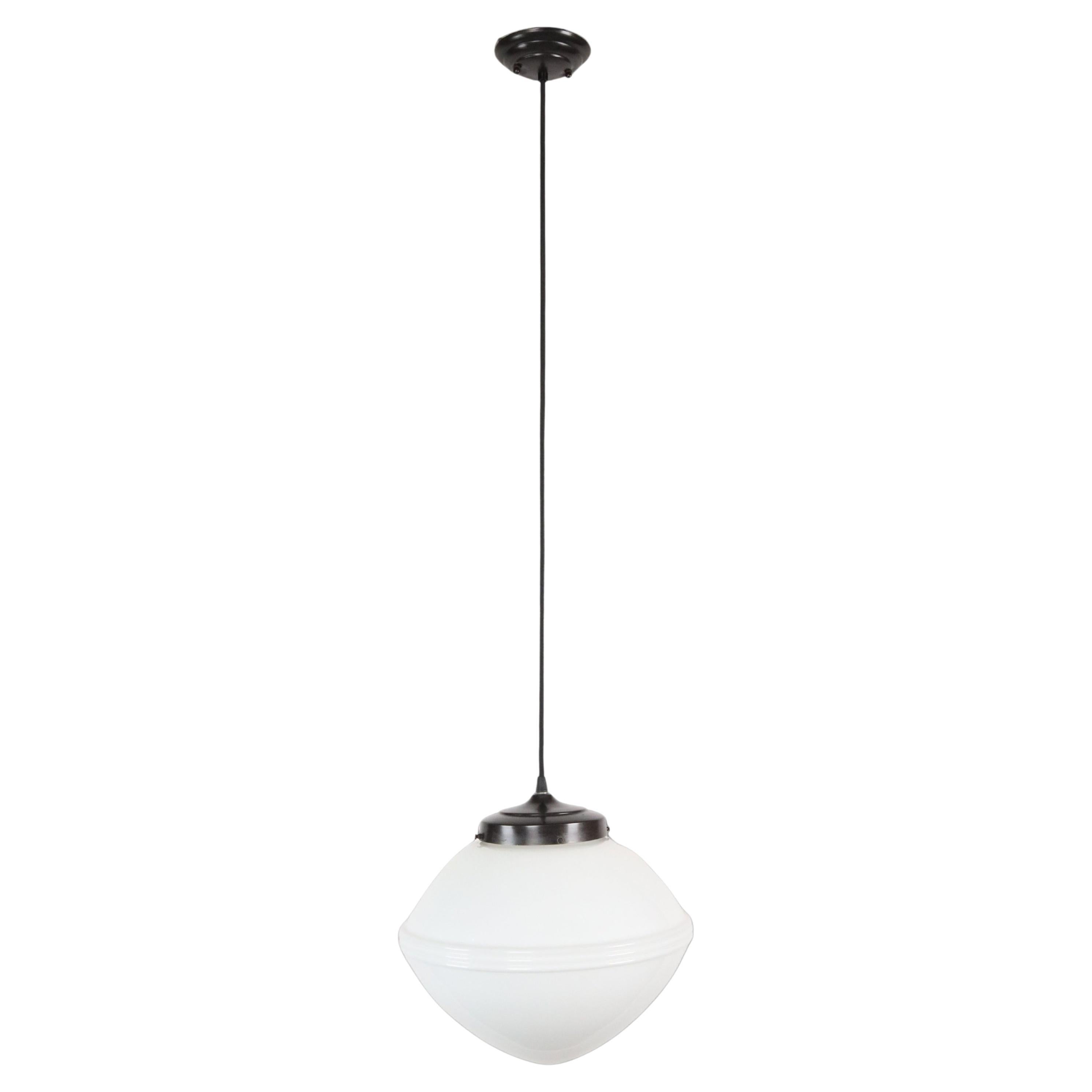 Lampada a sospensione Art Deco degli anni '20 in vetro bianco latte con cavo nero in vendita