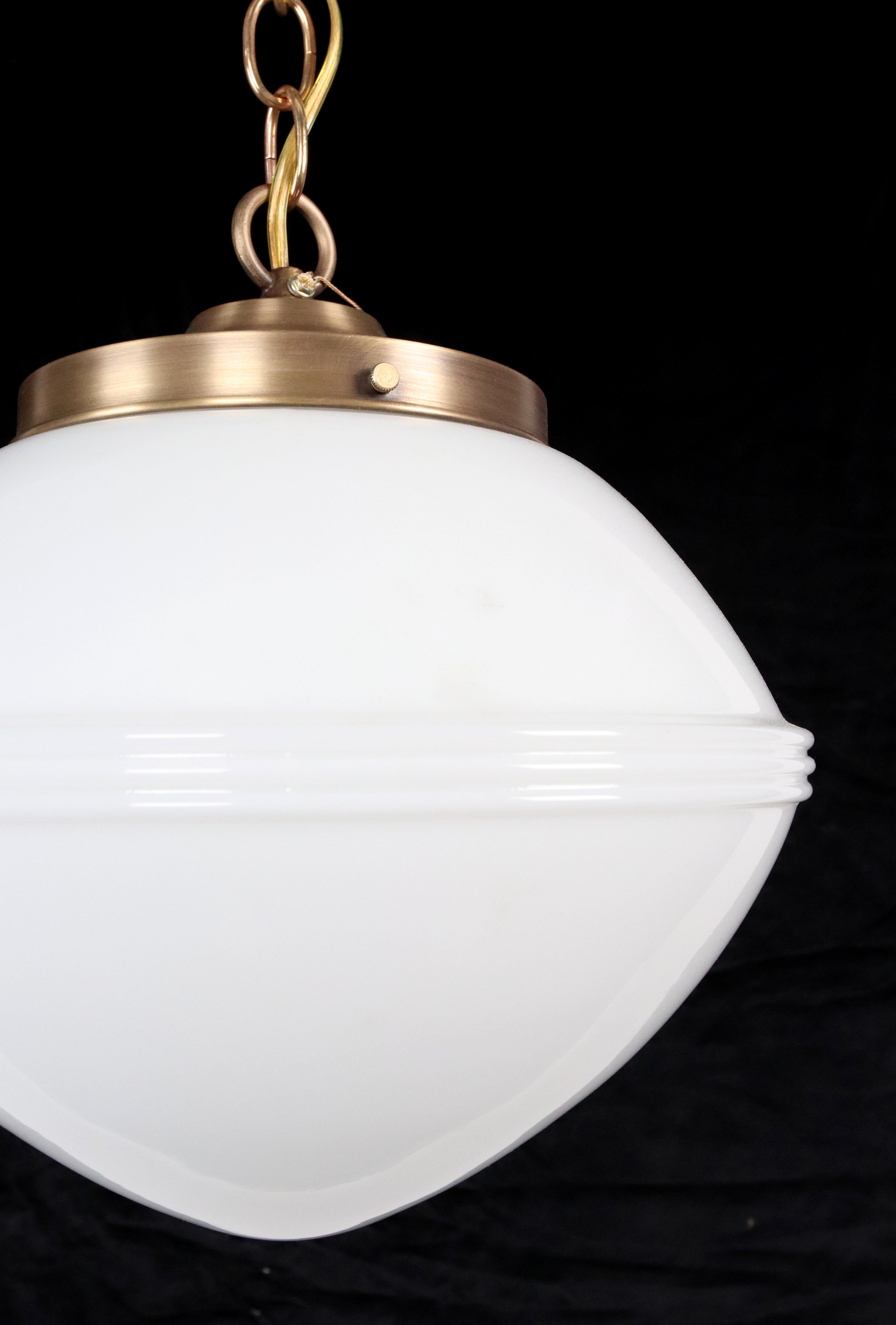 Lampada a sospensione a catena in ottone in vetro bianco latte Art Deco anni '20 in vendita 4