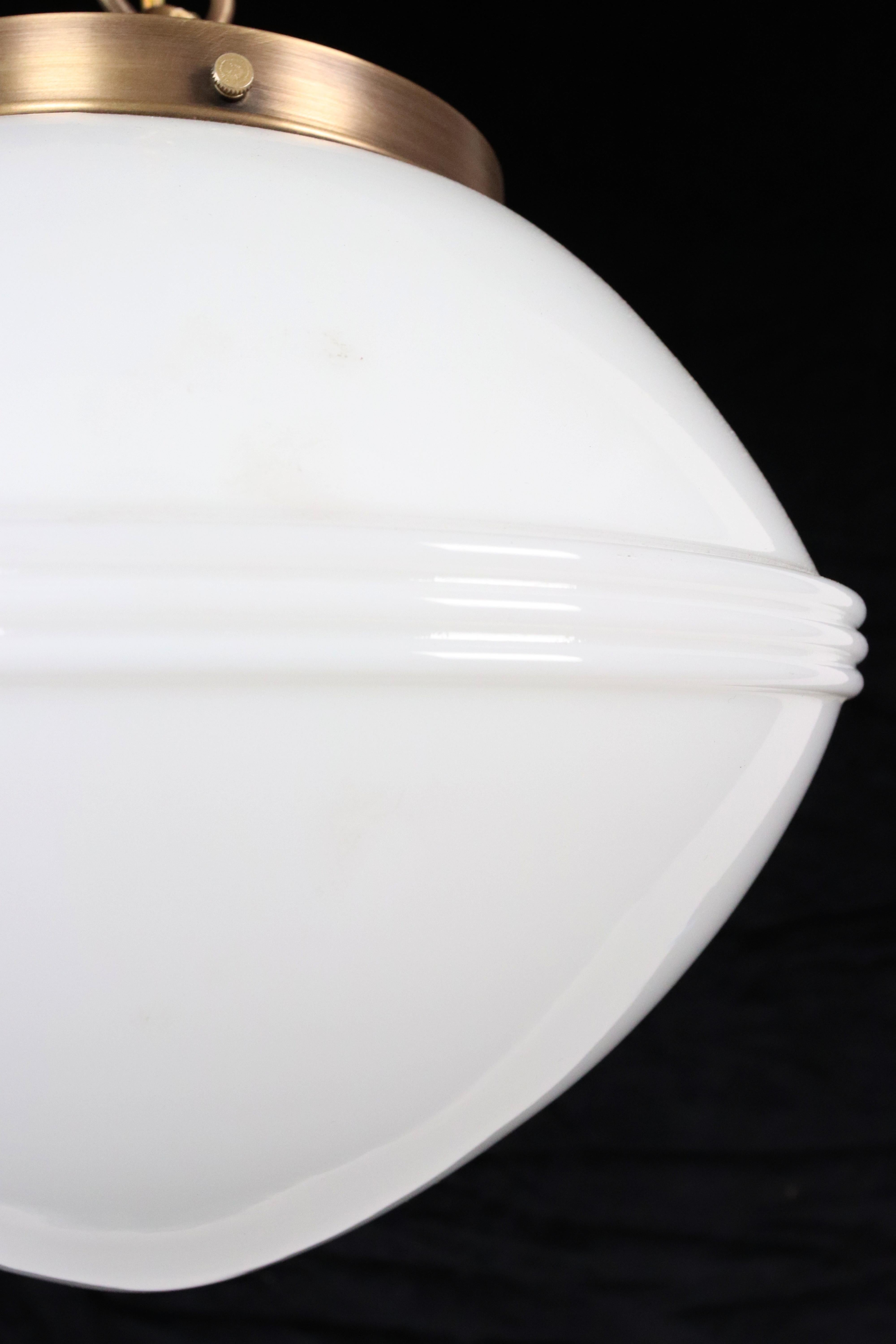 Lampada a sospensione a catena in ottone in vetro bianco latte Art Deco anni '20 in vendita 6