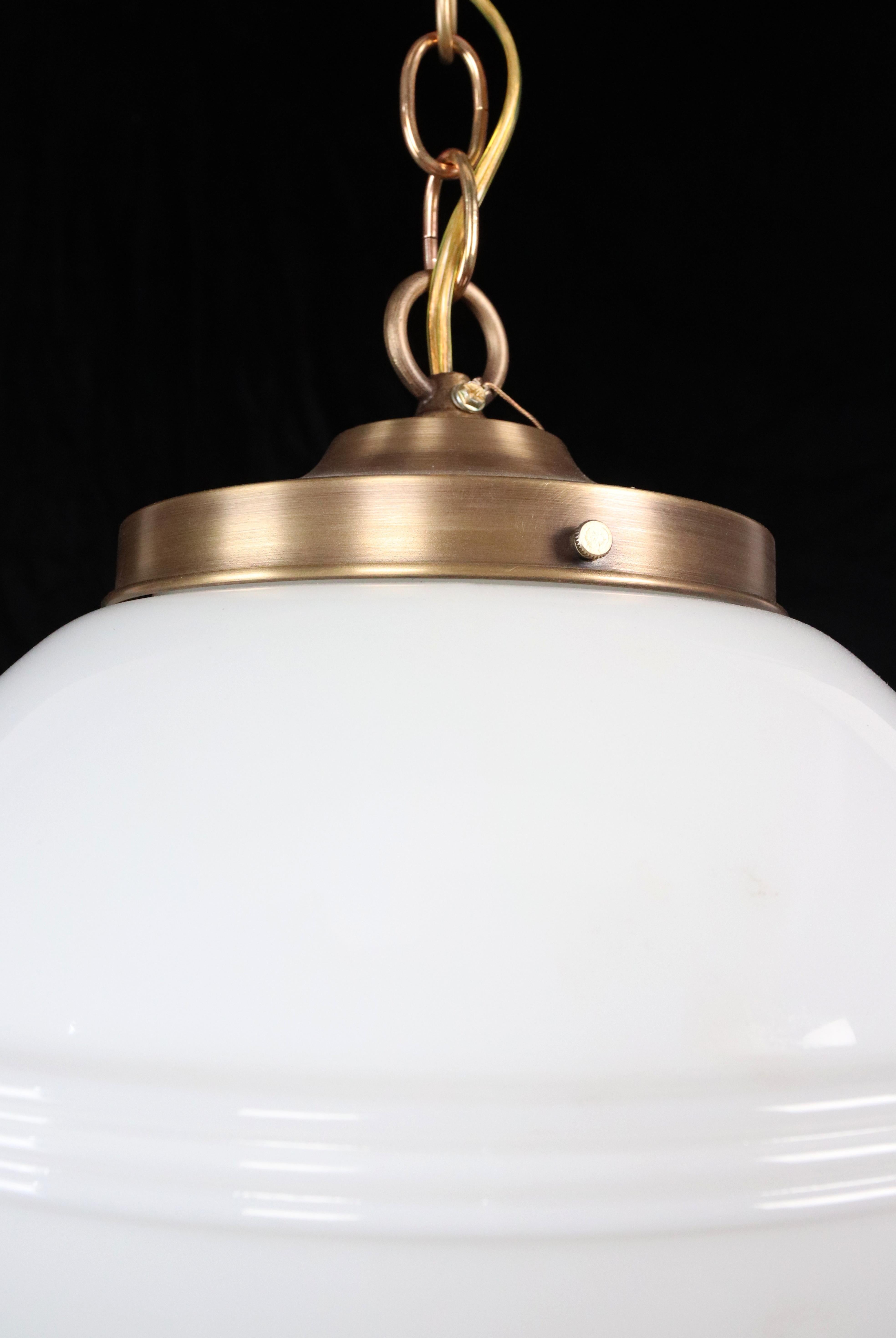 Lampada a sospensione a catena in ottone in vetro bianco latte Art Deco anni '20 in vendita 7