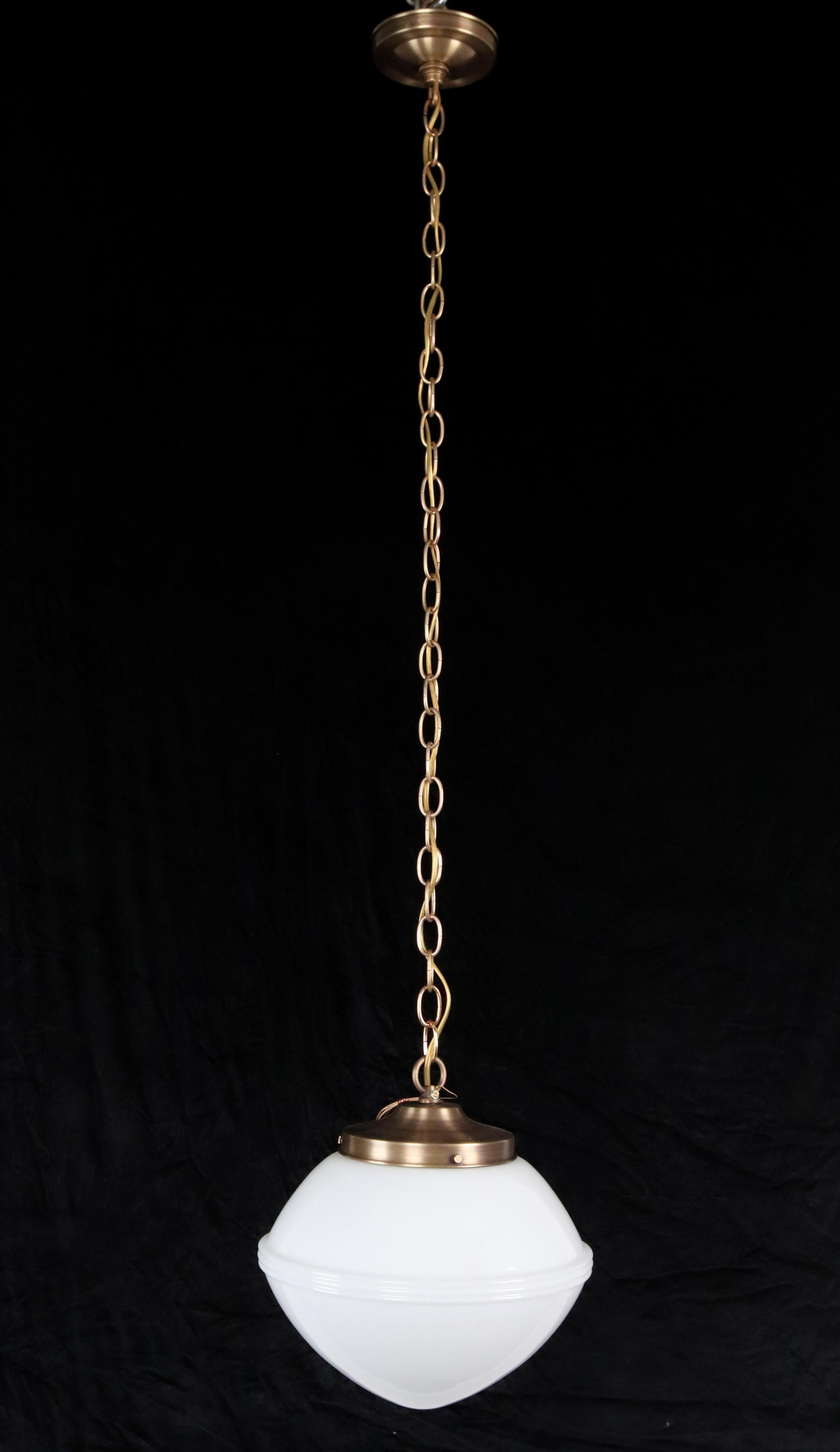 Lampada a sospensione a catena in ottone in vetro bianco latte Art Deco anni '20 in vendita 8