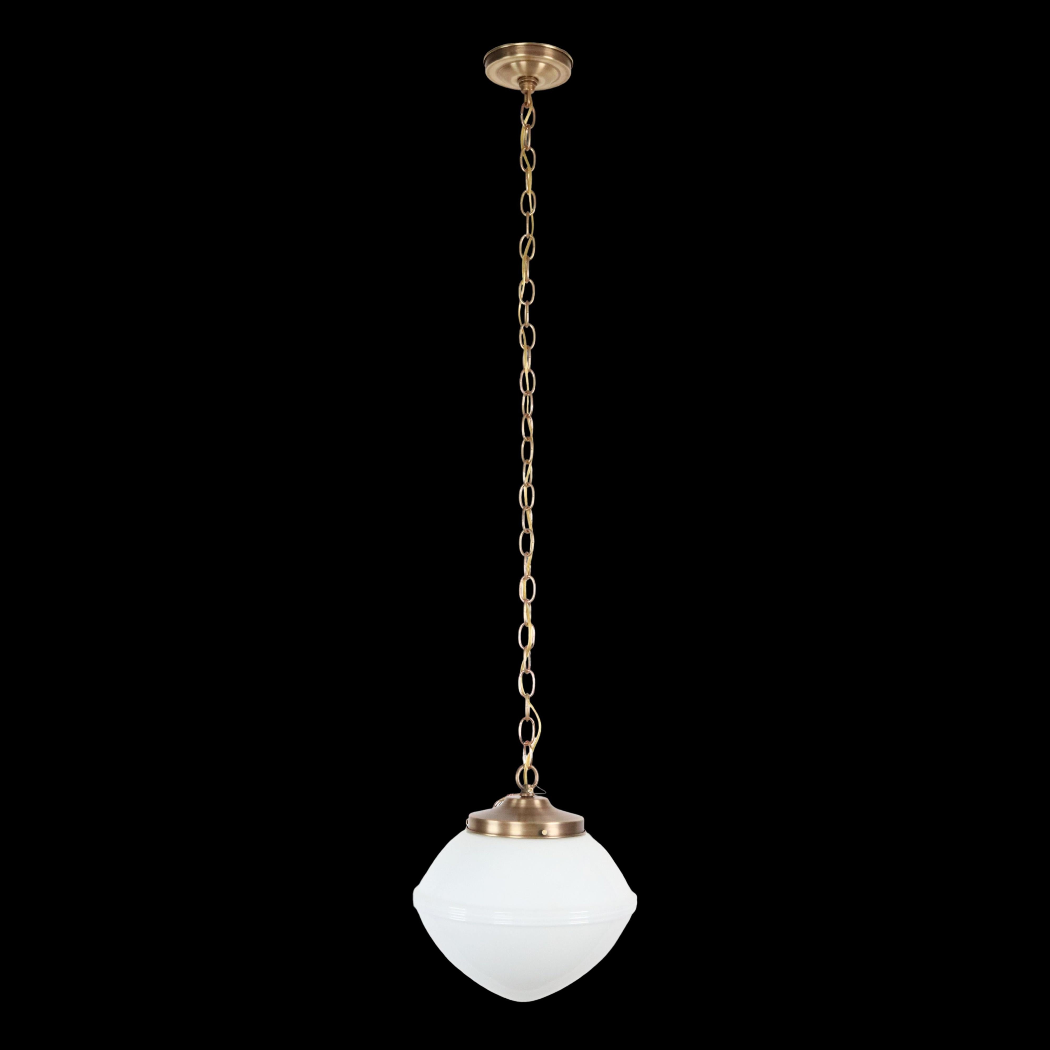 Lampada a sospensione in stile Art Deco degli anni '20, composta da un antico globo di vetro al latte e da una catena in ottone di nuova fabbricazione. Richiede una lampadina standard di tipo Edison a base media. Buone condizioni. Pulito e