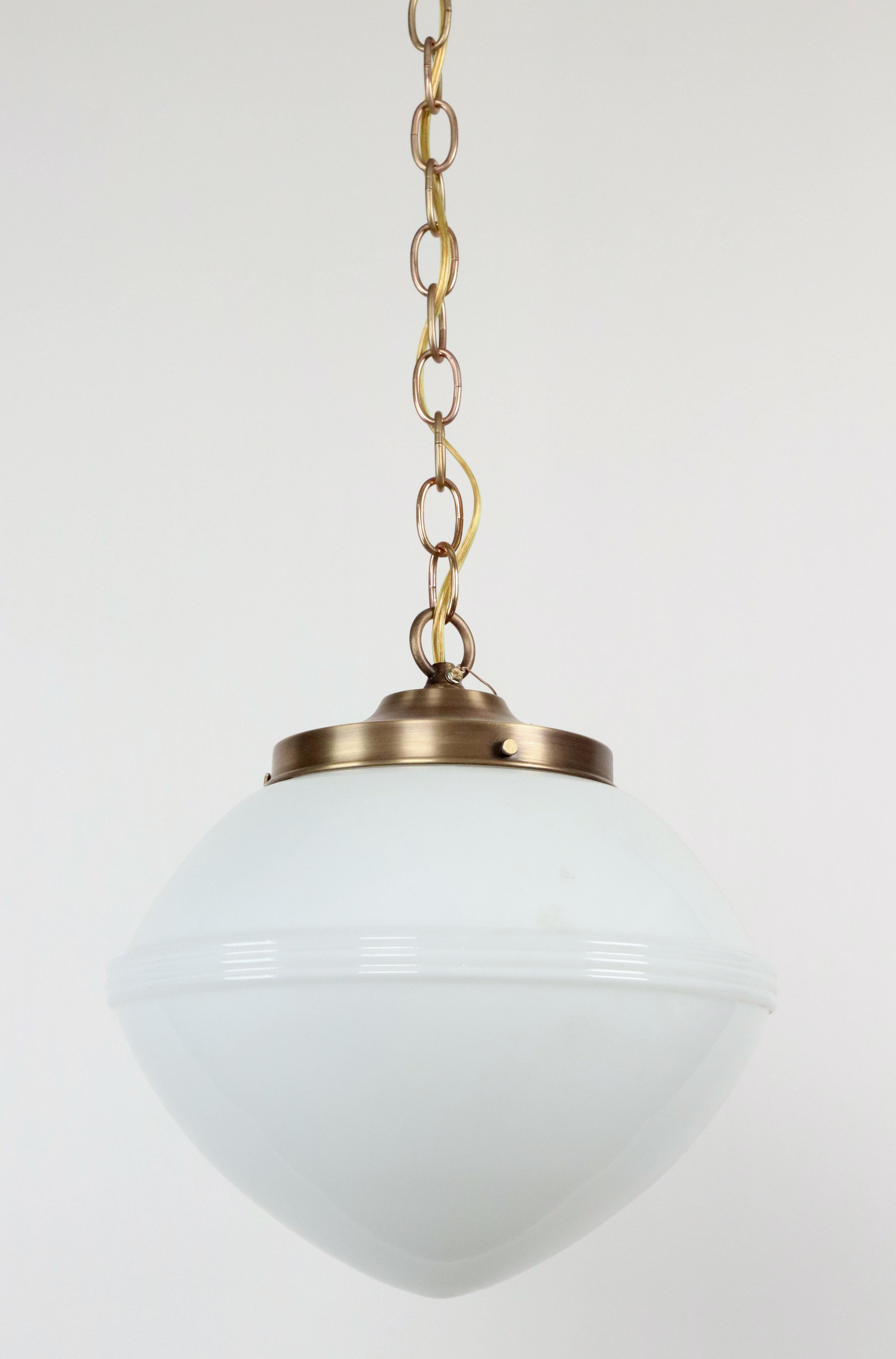Art Déco Lampada a sospensione a catena in ottone in vetro bianco latte Art Deco anni '20 in vendita