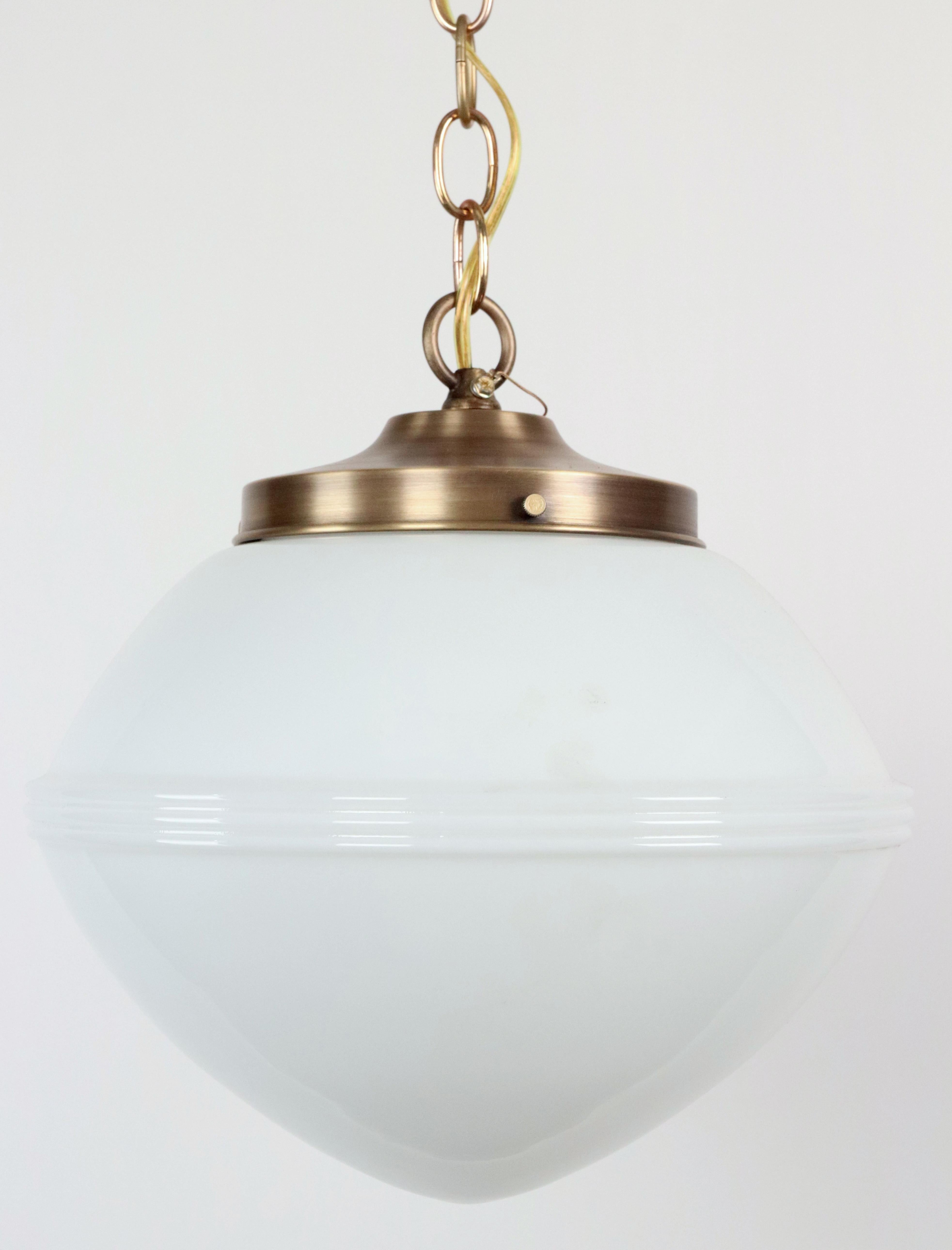 Lampada a sospensione a catena in ottone in vetro bianco latte Art Deco anni '20 In condizioni buone in vendita a New York, NY