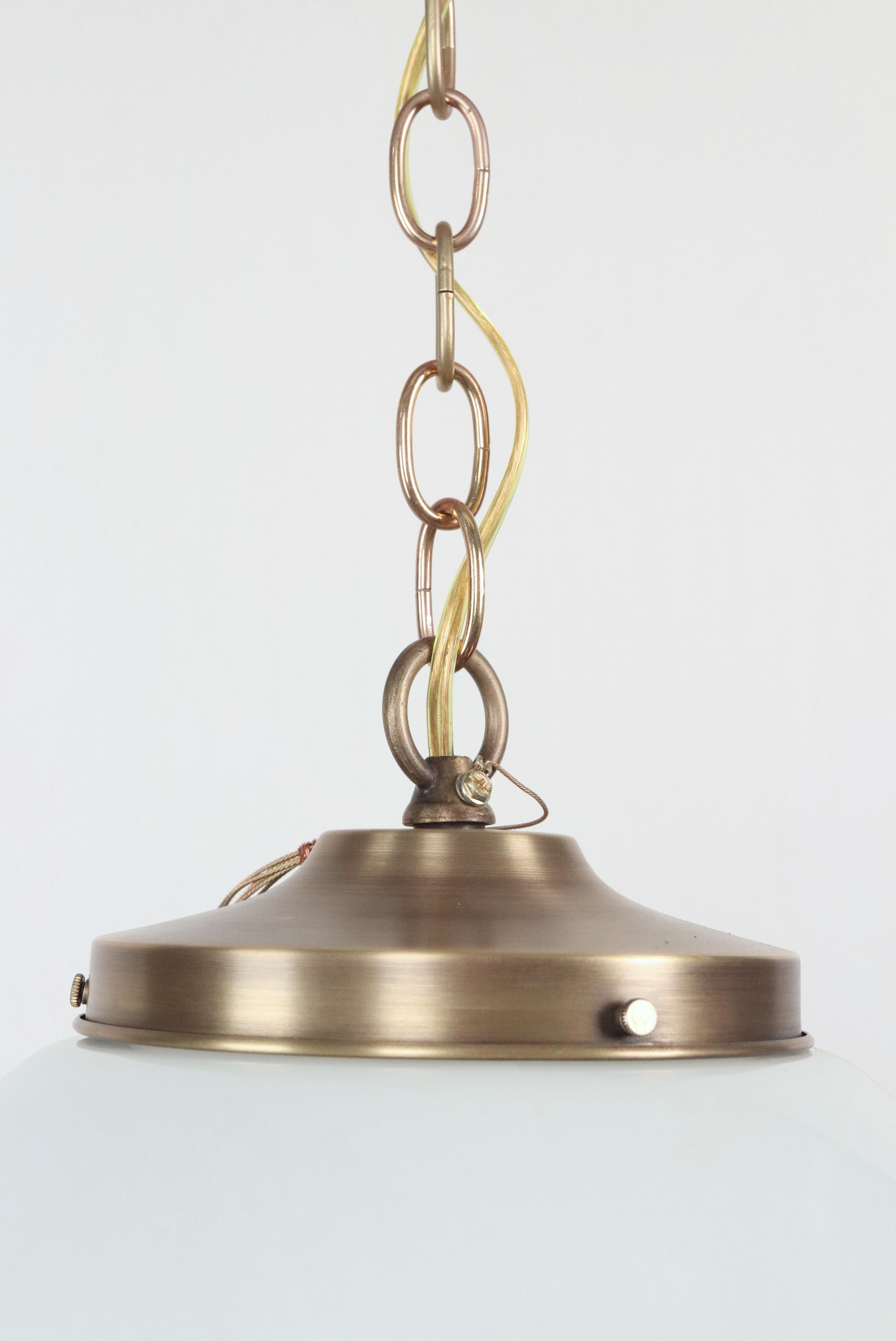 Inizio XX secolo Lampada a sospensione a catena in ottone in vetro bianco latte Art Deco anni '20 in vendita