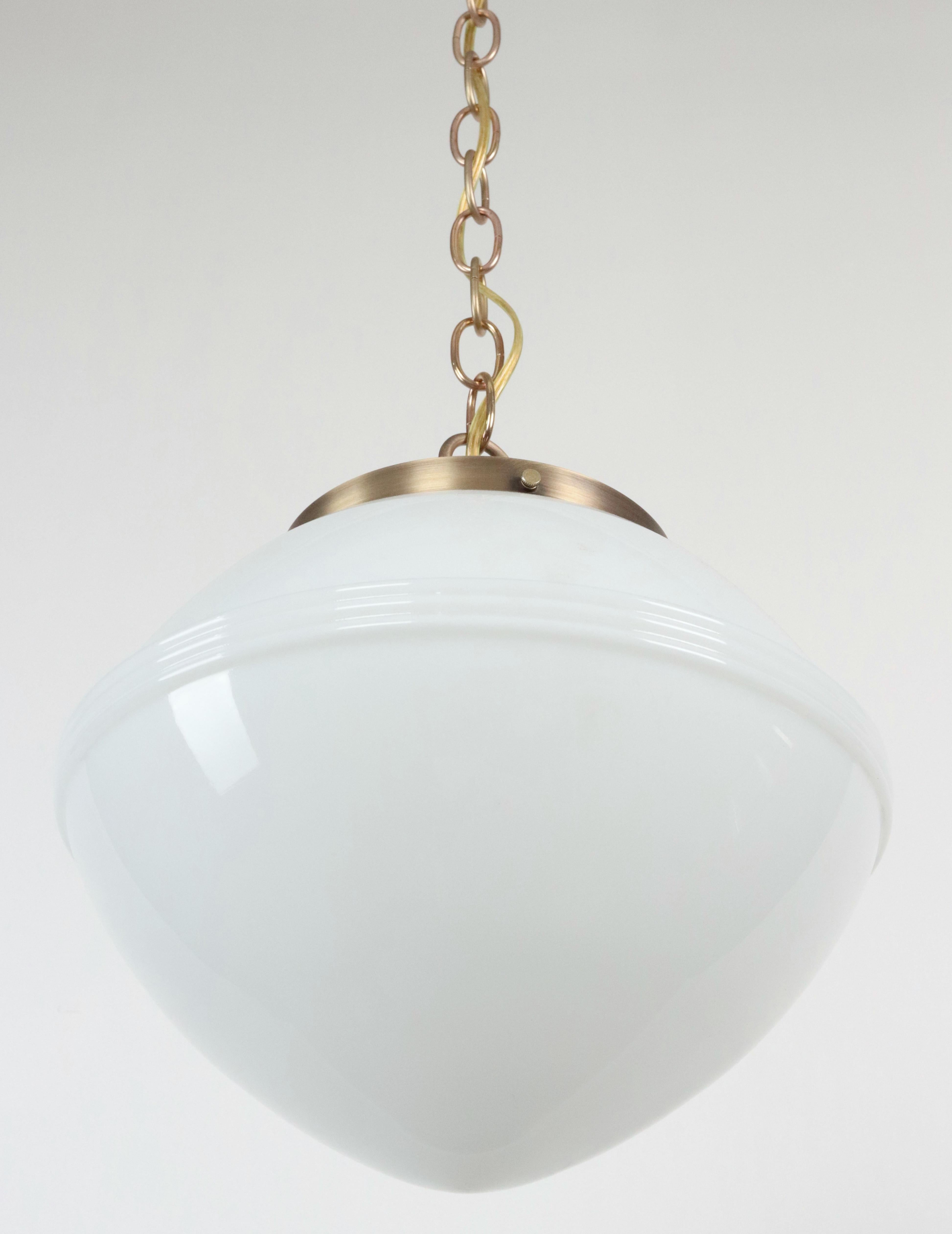 Ottone Lampada a sospensione a catena in ottone in vetro bianco latte Art Deco anni '20 in vendita