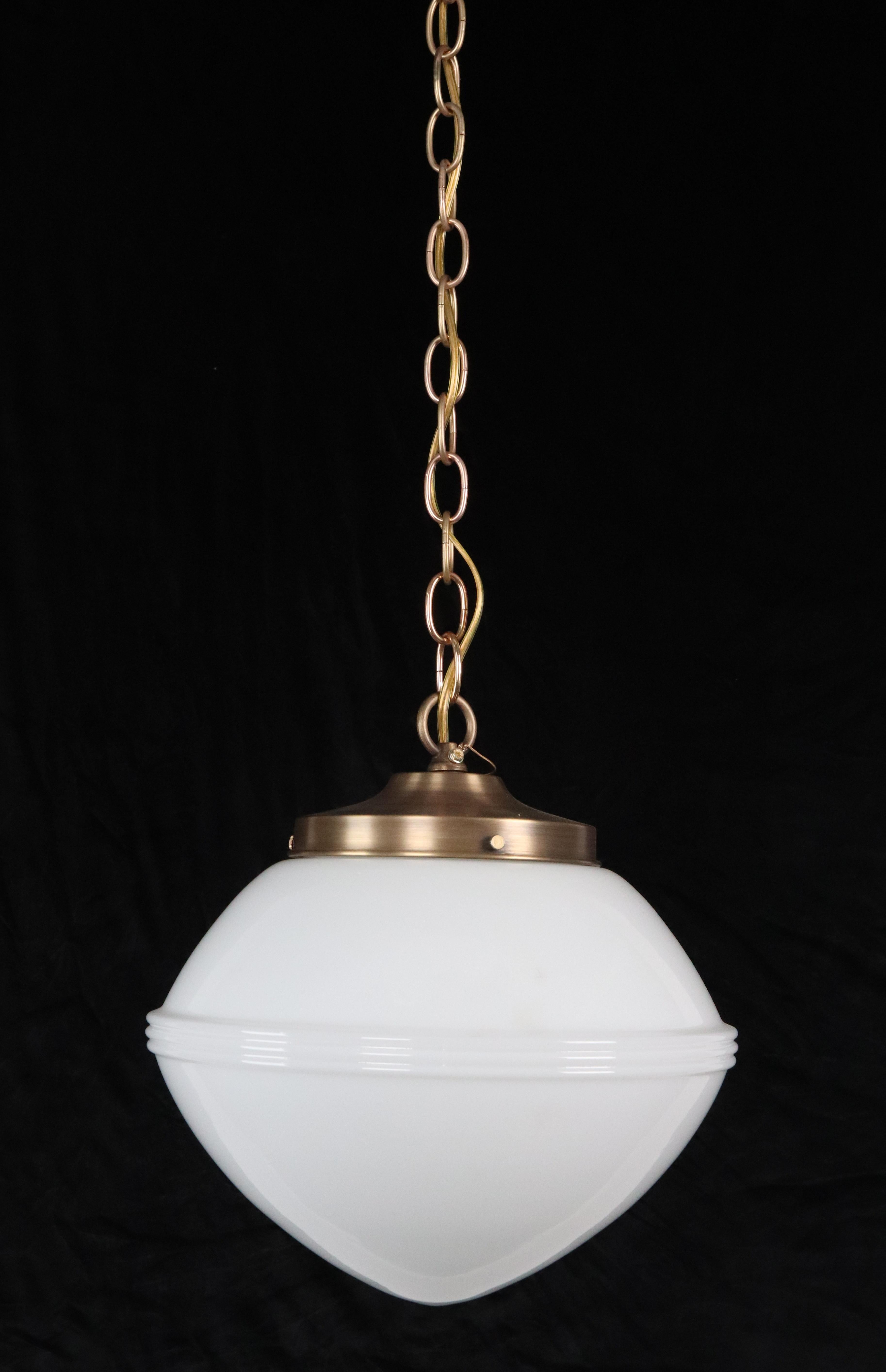Lampada a sospensione a catena in ottone in vetro bianco latte Art Deco anni '20 in vendita 1