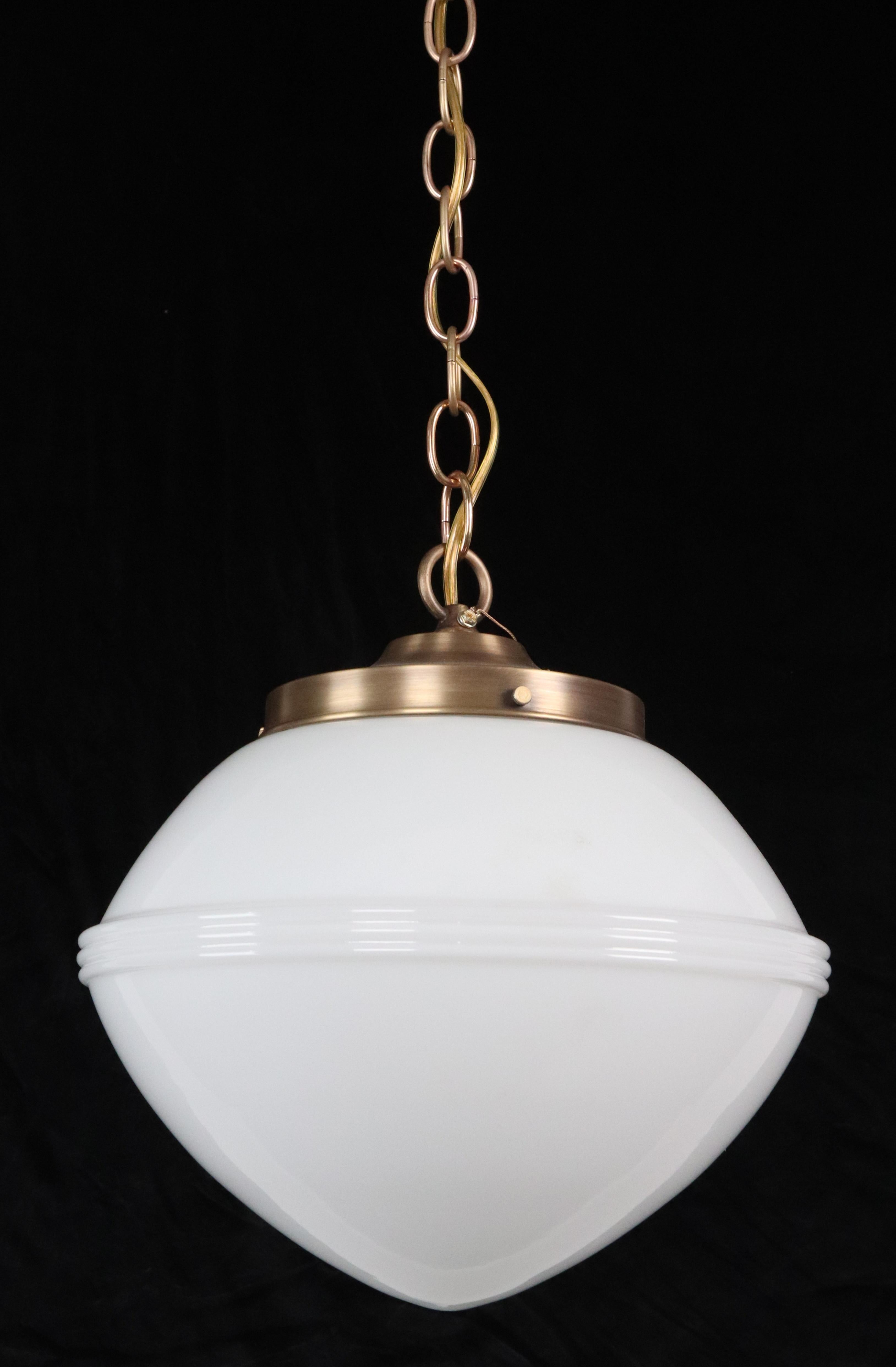 Lampada a sospensione a catena in ottone in vetro bianco latte Art Deco anni '20 in vendita 2