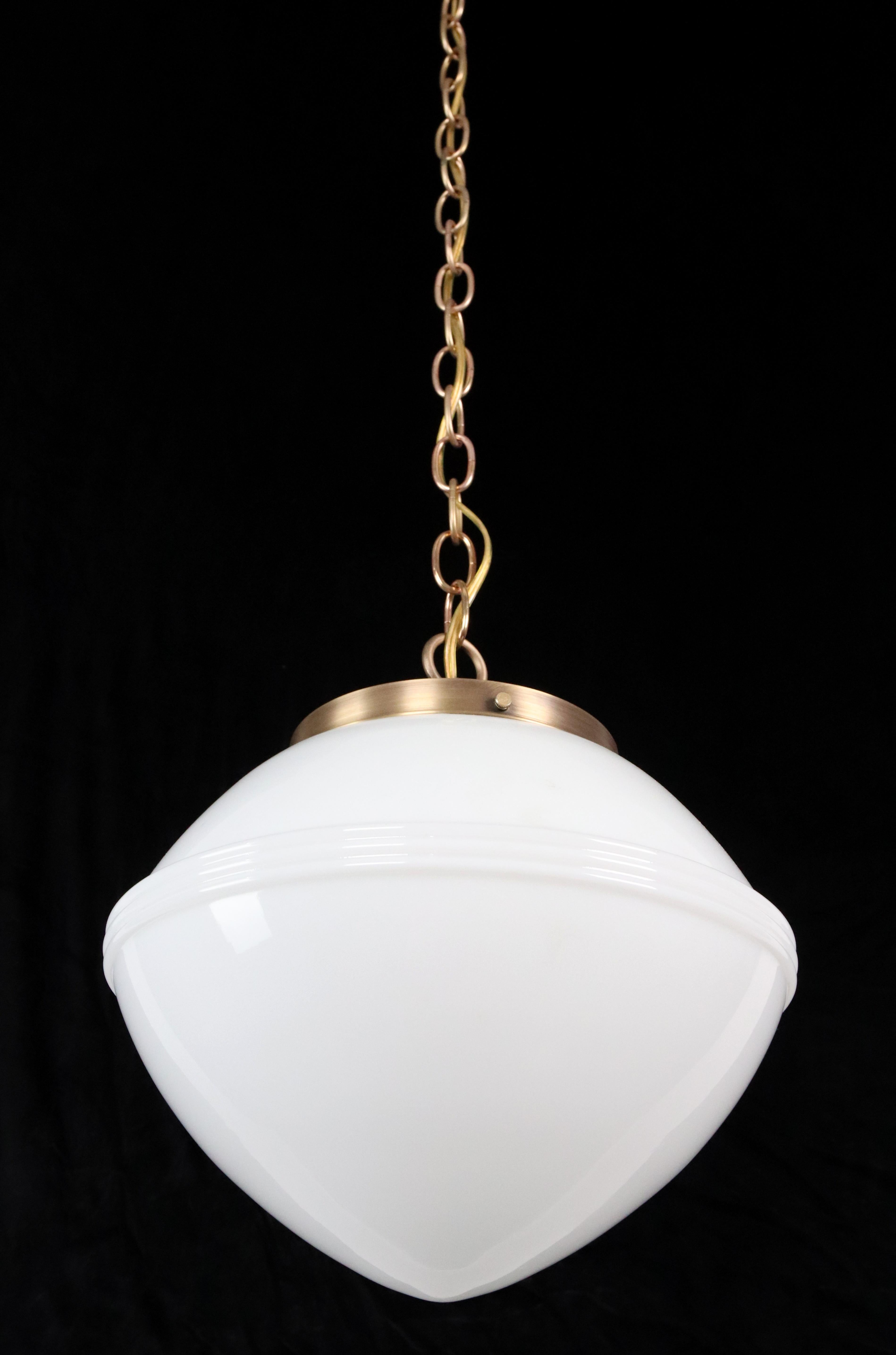 Lampada a sospensione a catena in ottone in vetro bianco latte Art Deco anni '20 in vendita 3