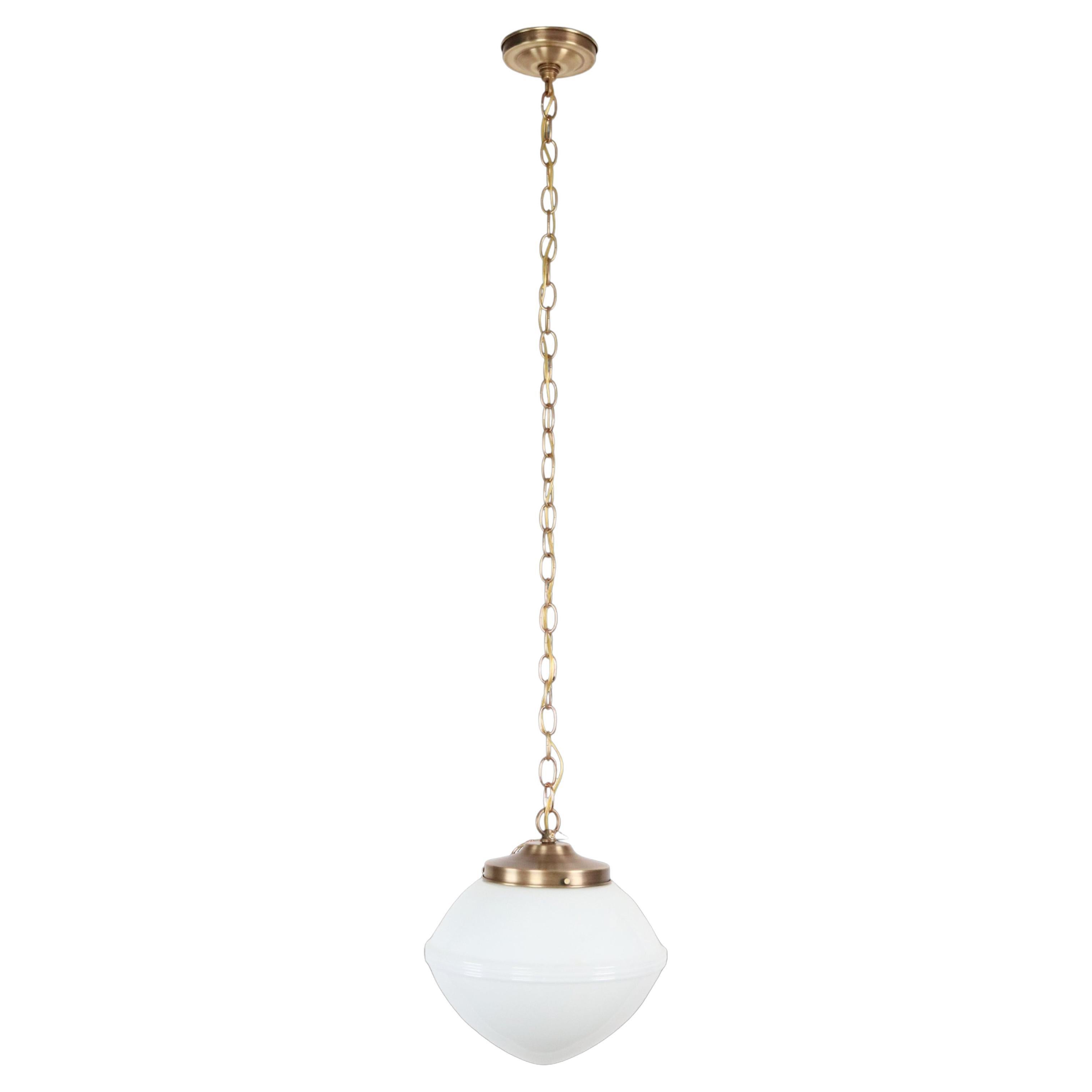 Lampada a sospensione a catena in ottone in vetro bianco latte Art Deco anni '20 in vendita