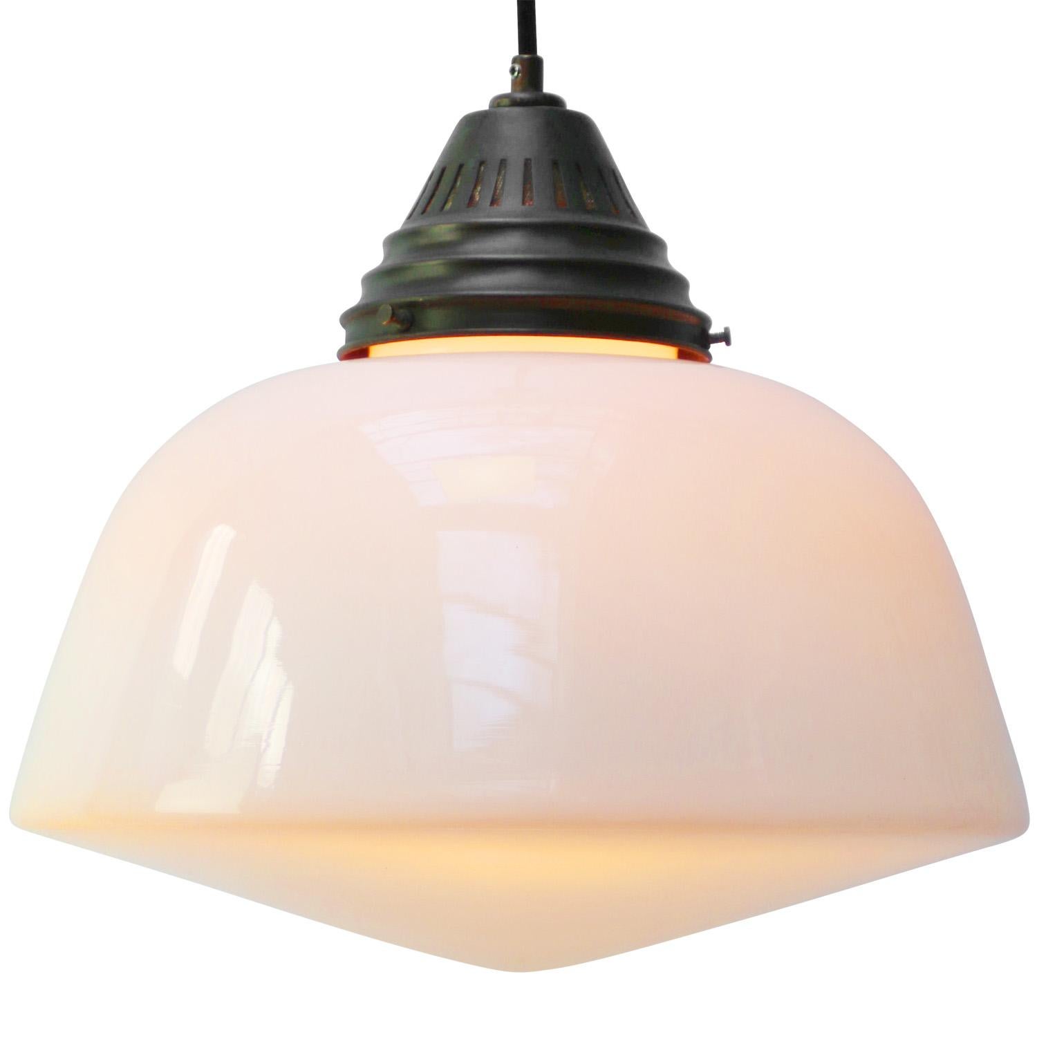 Lampe à suspension Art déco des années 1920 en verre opalin blanc
Couvercle en laiton, 2 mètres de fil noir

Poids 2,50 kg / 5,5 lb

Le prix est fixé par article individuel. Toutes les lampes ont été rendues conformes aux normes internationales pour