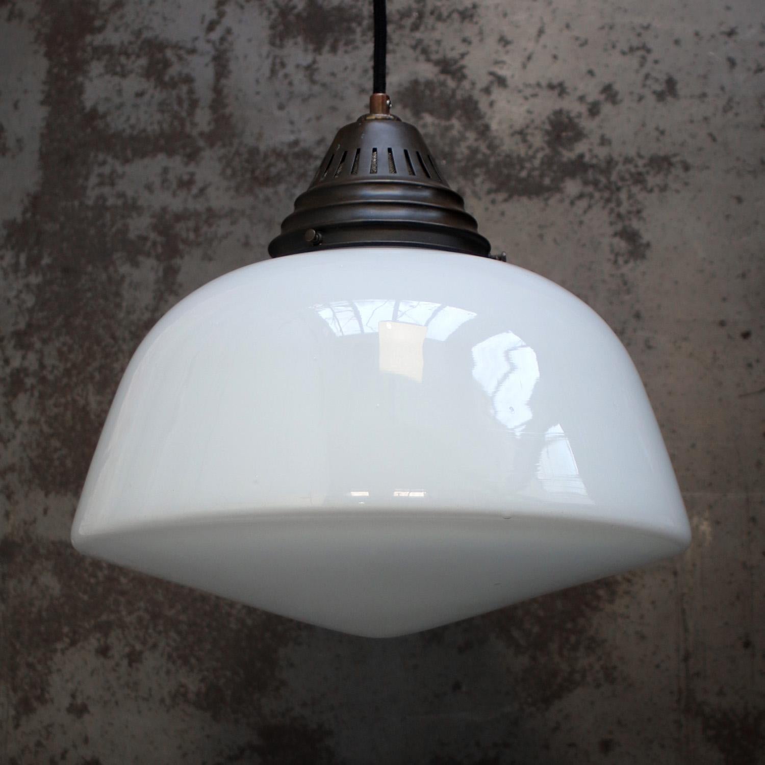 Belge Lampe à suspension Art déco des années 1920 en verre opalin blanc en vente