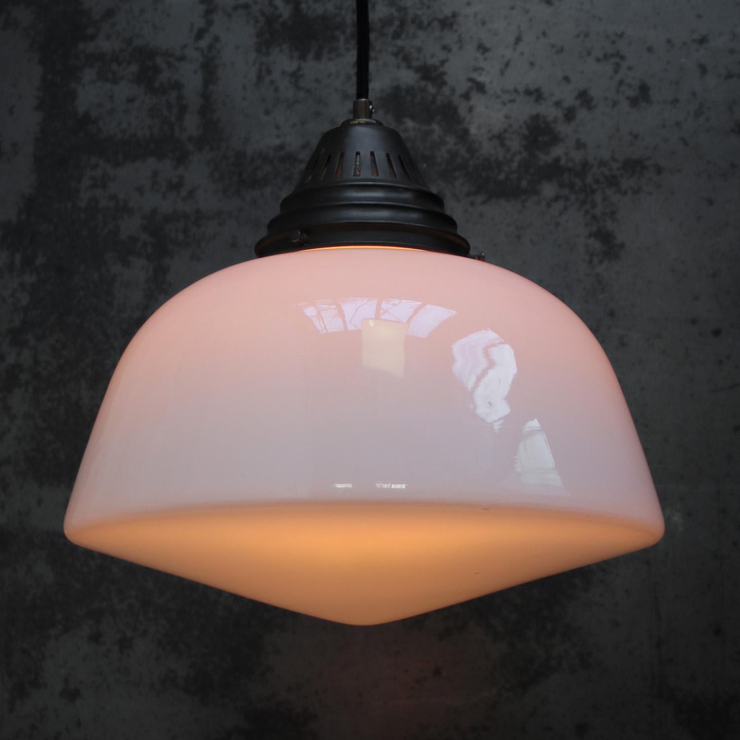 Lampe à suspension Art déco des années 1920 en verre opalin blanc Bon état - En vente à Amsterdam, NL