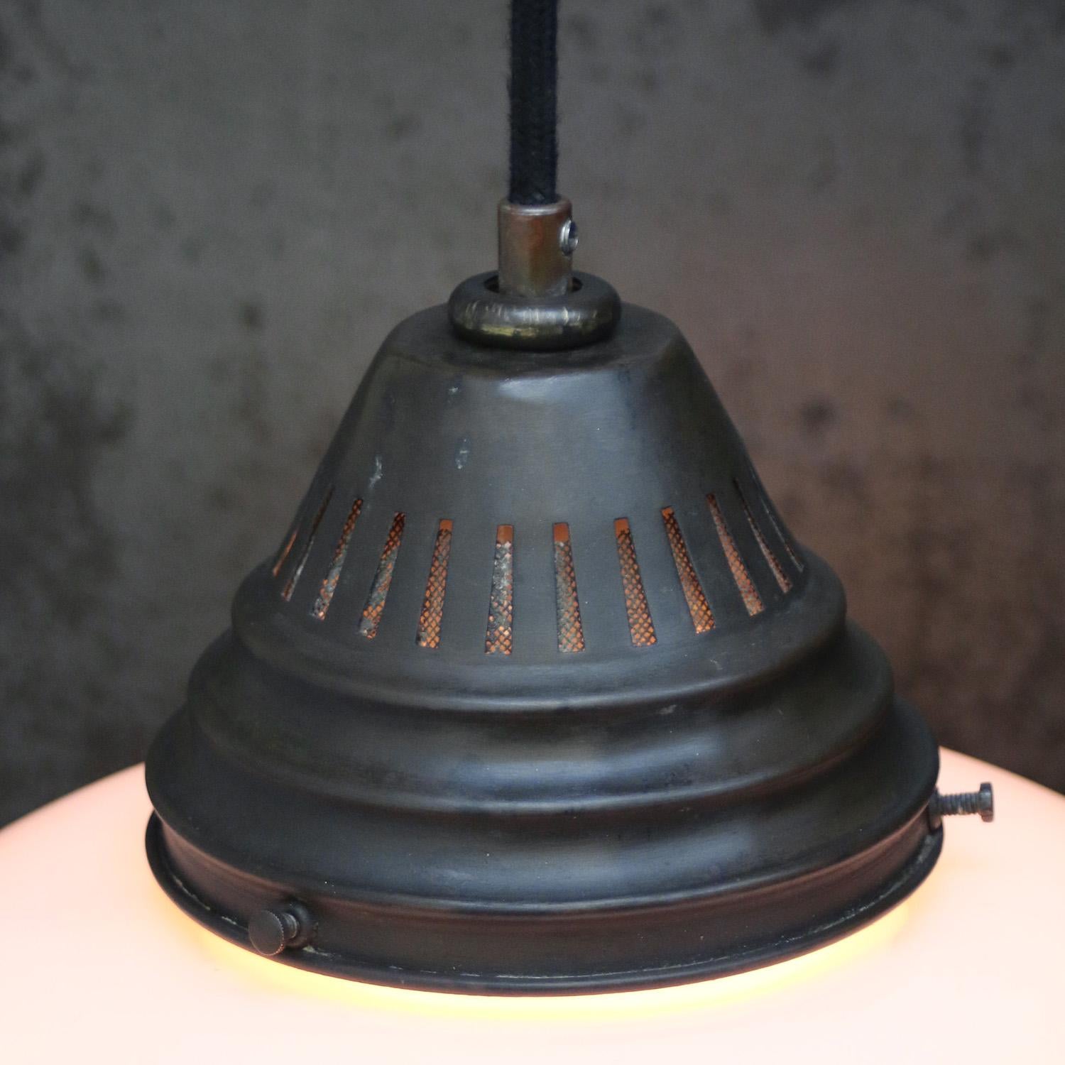 20ième siècle Lampe à suspension Art déco des années 1920 en verre opalin blanc en vente