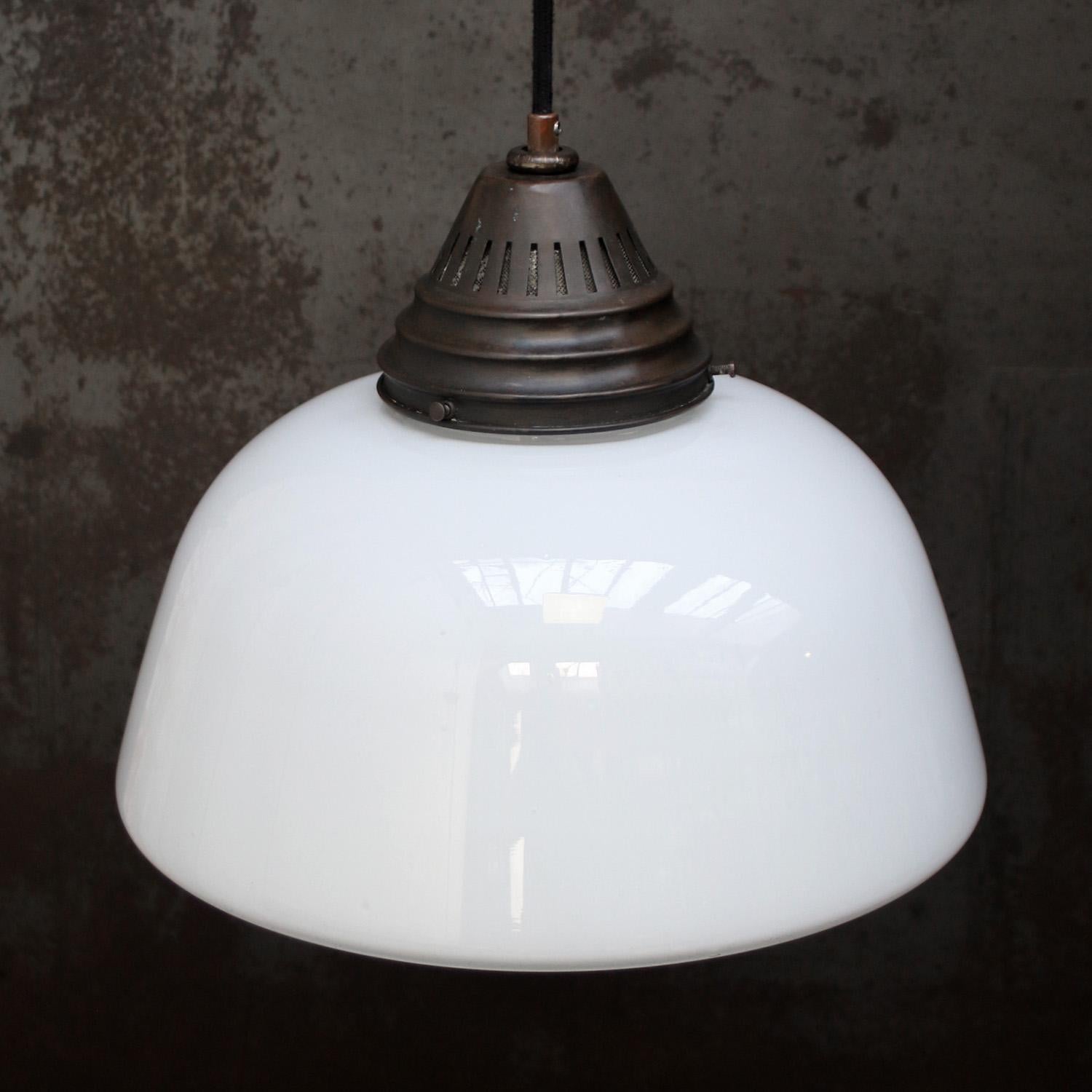 Verre Lampe à suspension Art déco des années 1920 en verre opalin blanc en vente