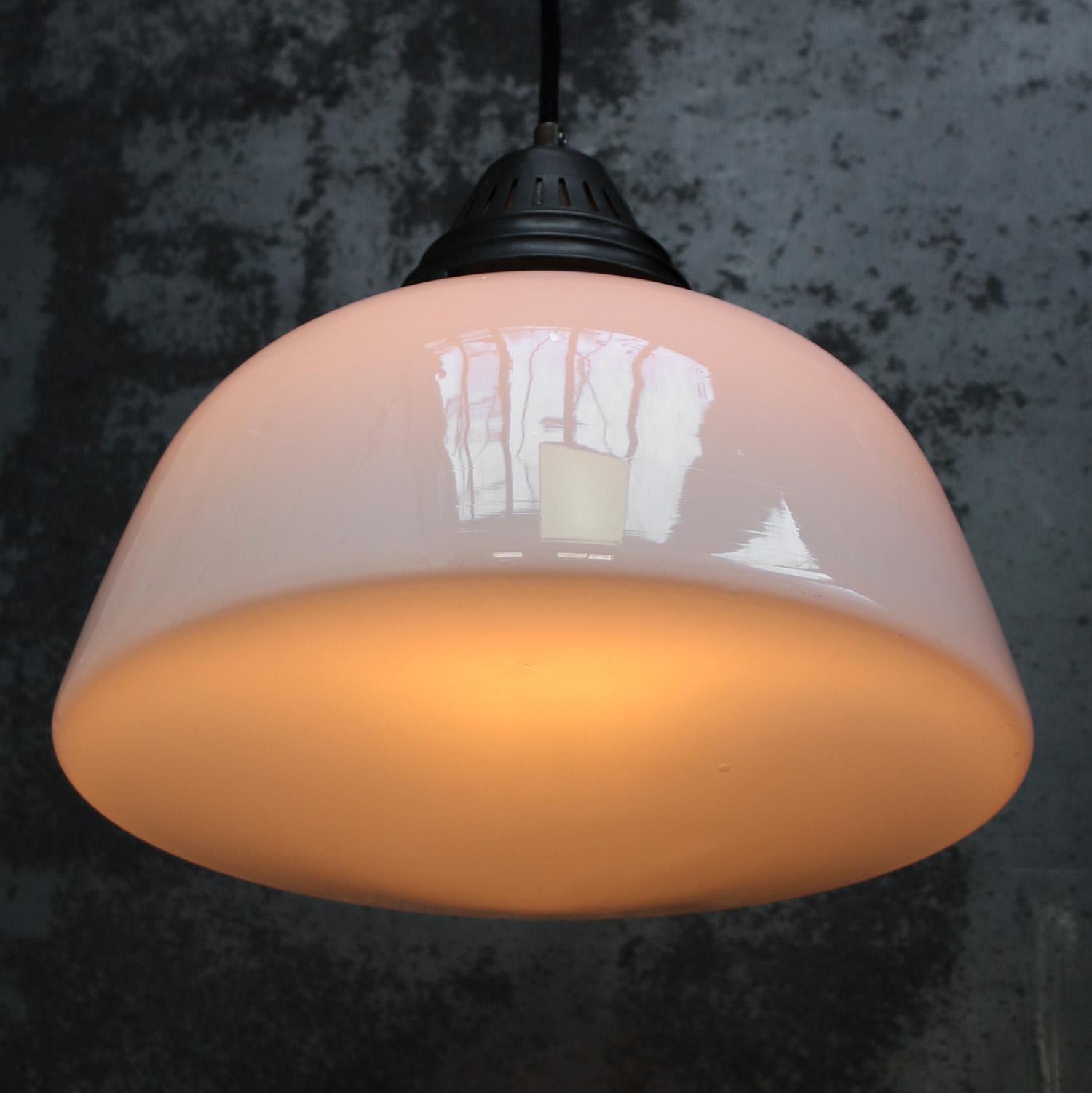 Lampe à suspension Art déco des années 1920 en verre opalin blanc en vente 1