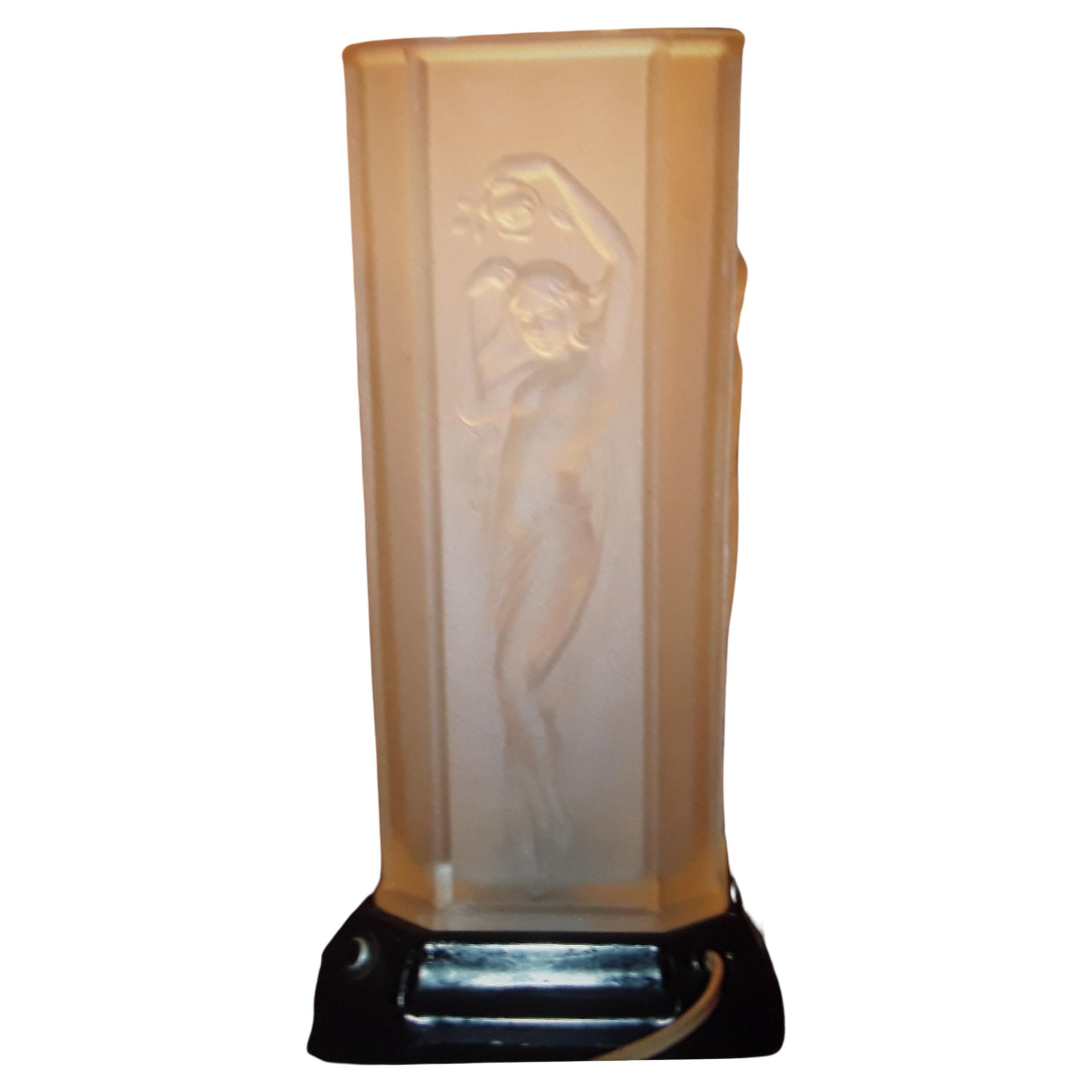 Lampe de bureau Art Déco des années 1920 en verre d'art forgé représentant une femme nue en relief en vente