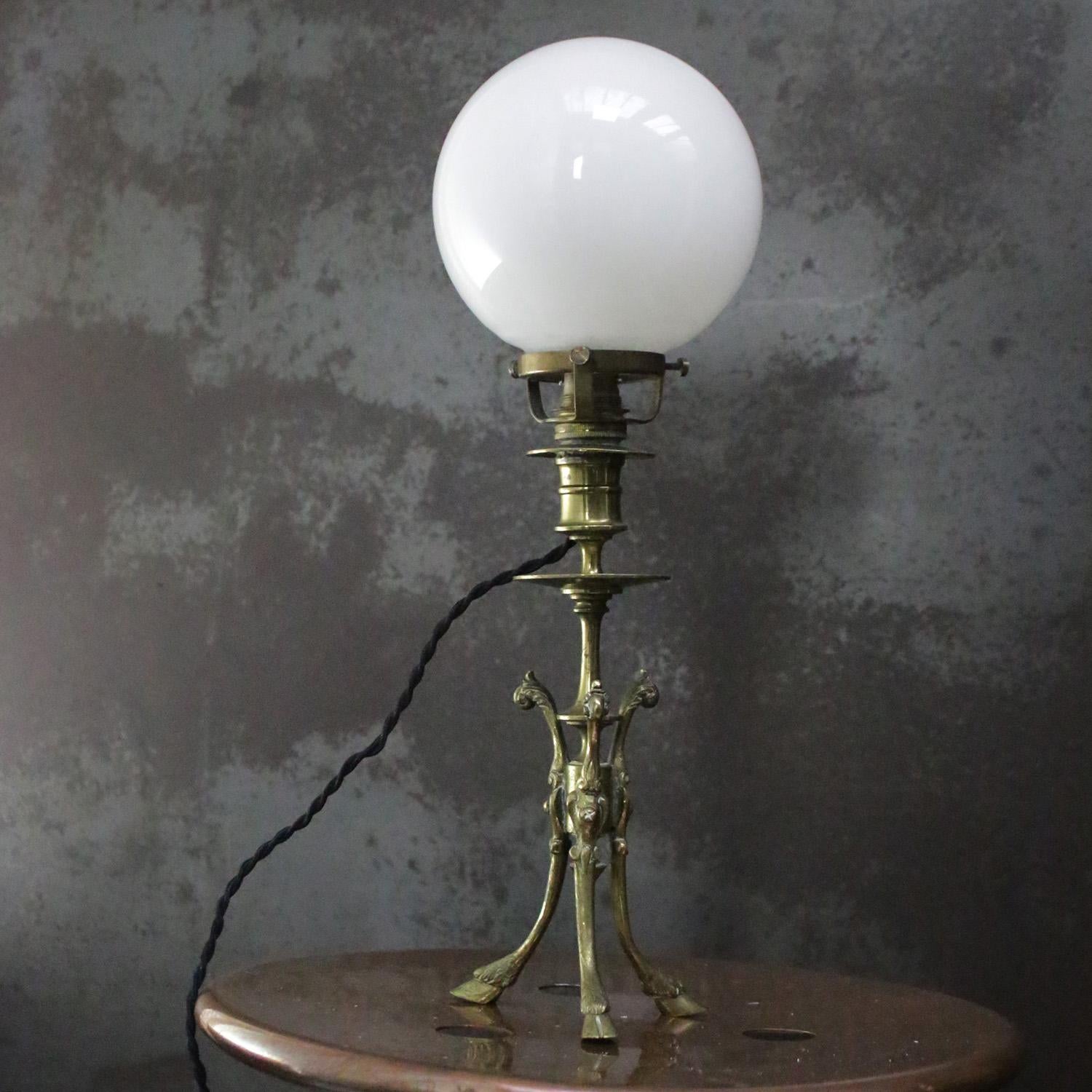 Art Nouveau Lampe de bureau en laiton avec globe en verre opalin. ca 1920
2,5 mètres de câble en coton noir avec prise et interrupteur

Disponible avec une prise UK / US

Support d'ampoule B22

Le prix est fixé par article individuel. Toutes les