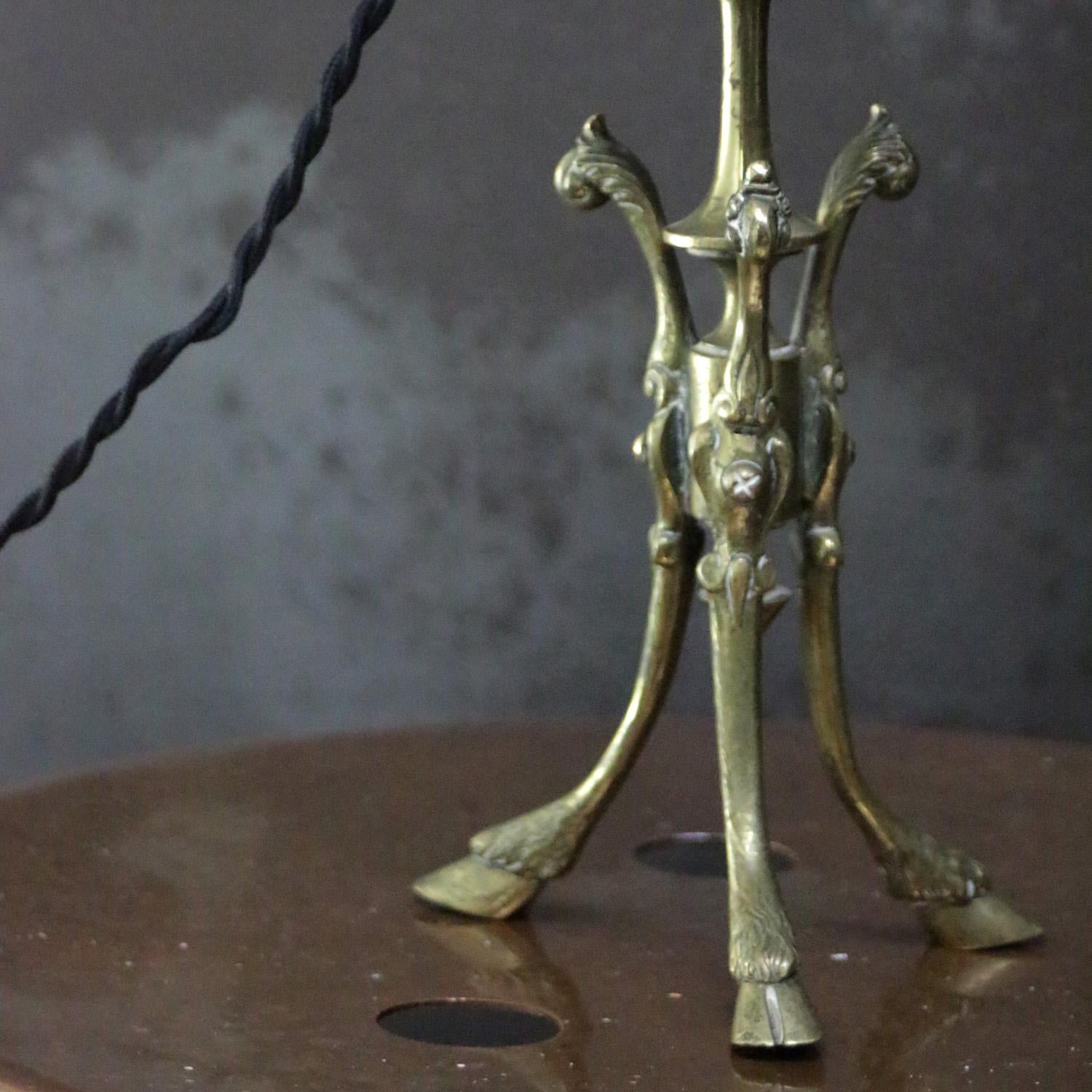 Art nouveau Lampe de bureau Art Nouveau 1920 en laiton et verre opalin en vente