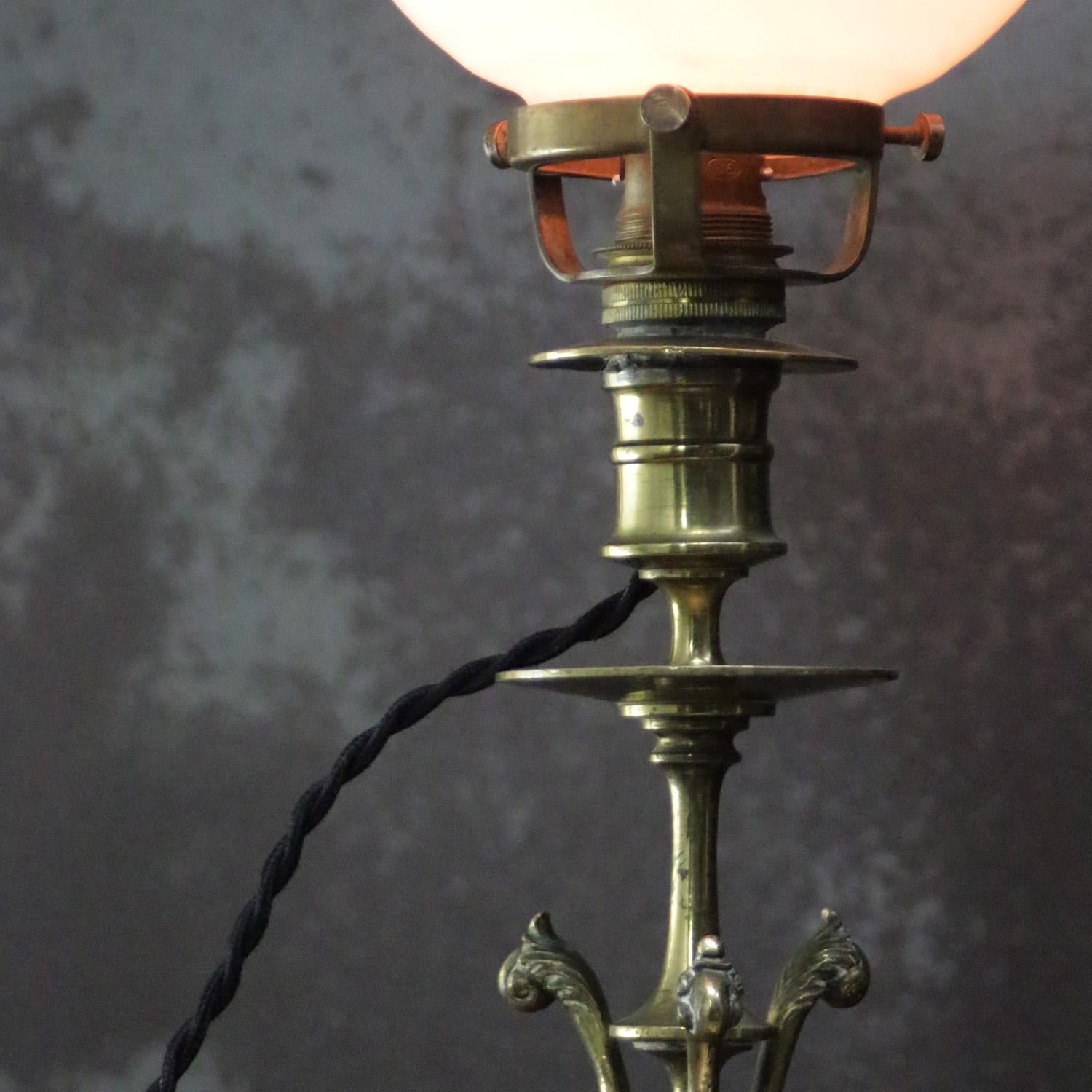 Français Lampe de bureau Art Nouveau 1920 en laiton et verre opalin en vente