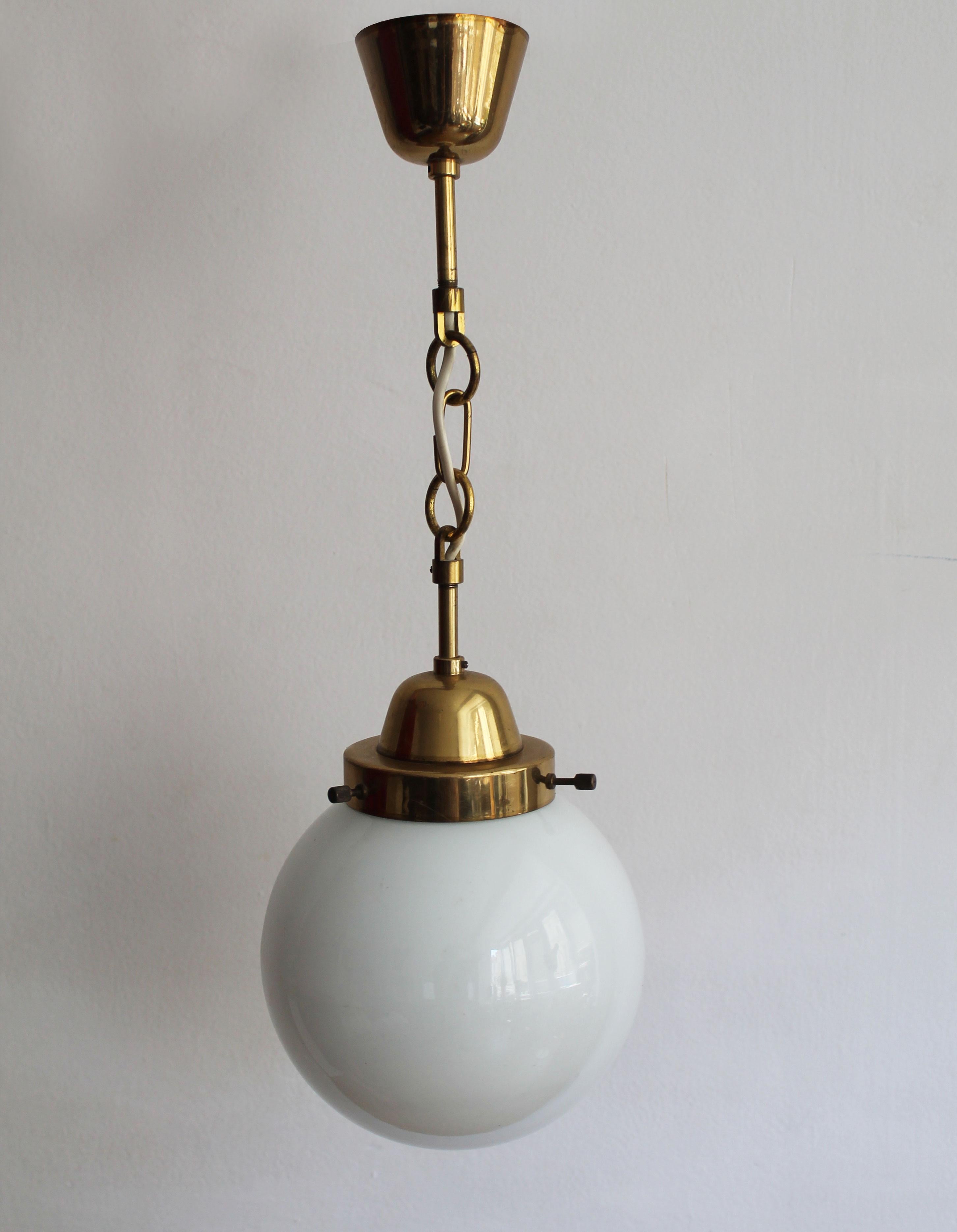 Dies ist eine originale Jugendstil-Deckenlampe aus den frühen 1920er Jahren. Sie stammt aus einer Jugendstilvilla in Brünn und ist vermutlich Teil der ursprünglichen Einrichtung. 

Die Lampe selbst besteht aus einer glänzend weißen, undurchsichtigen