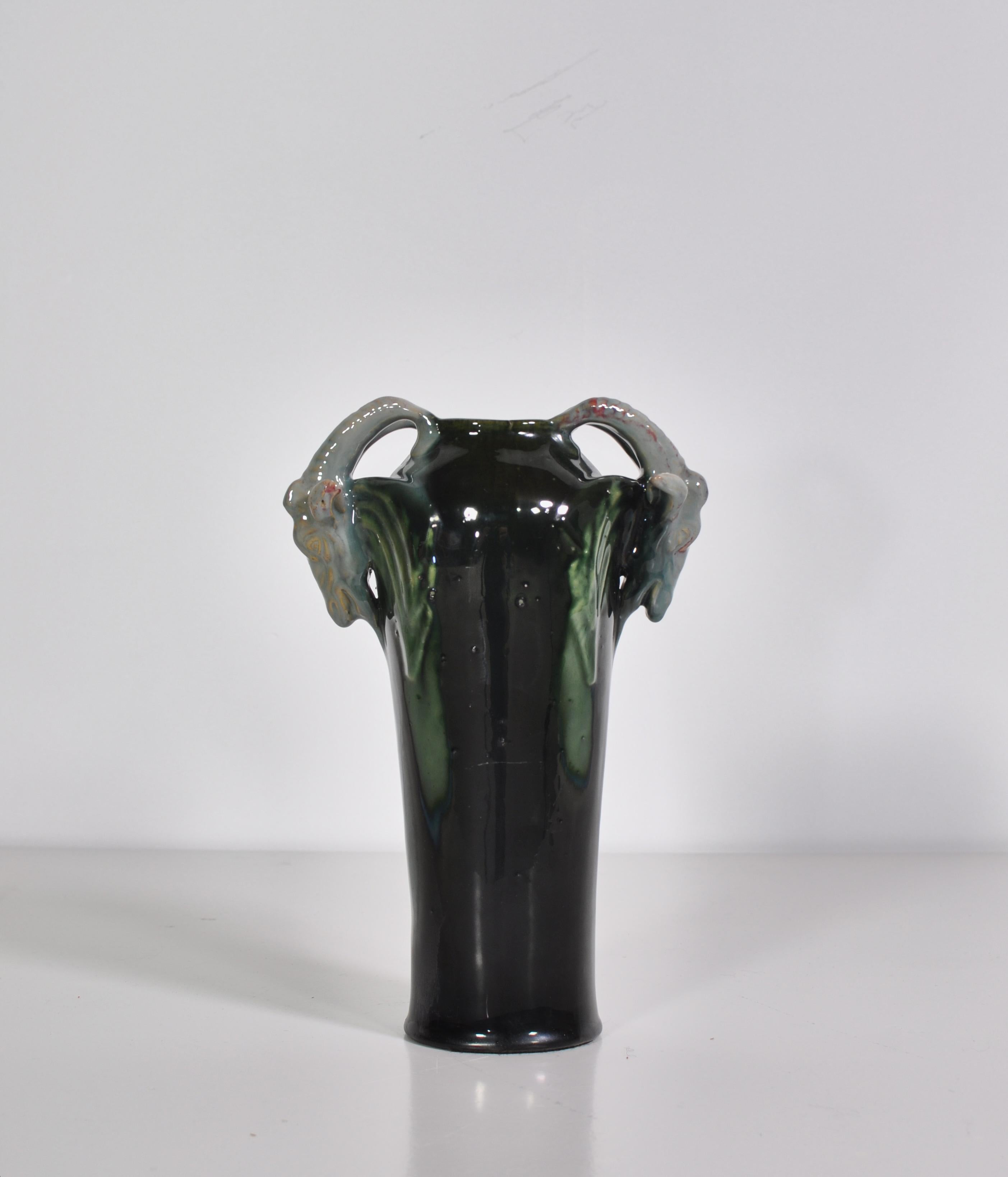 Schöne Jugendstilvase aus Steingut, die in den 1920er Jahren bei Michael Andersen & Son hergestellt wurde. Die Vase weist eine atemberaubende Glanzglasur in hellblauen, schwarzen und türkisen Farben auf und ist mit Widderköpfen verziert. Sehr guter
