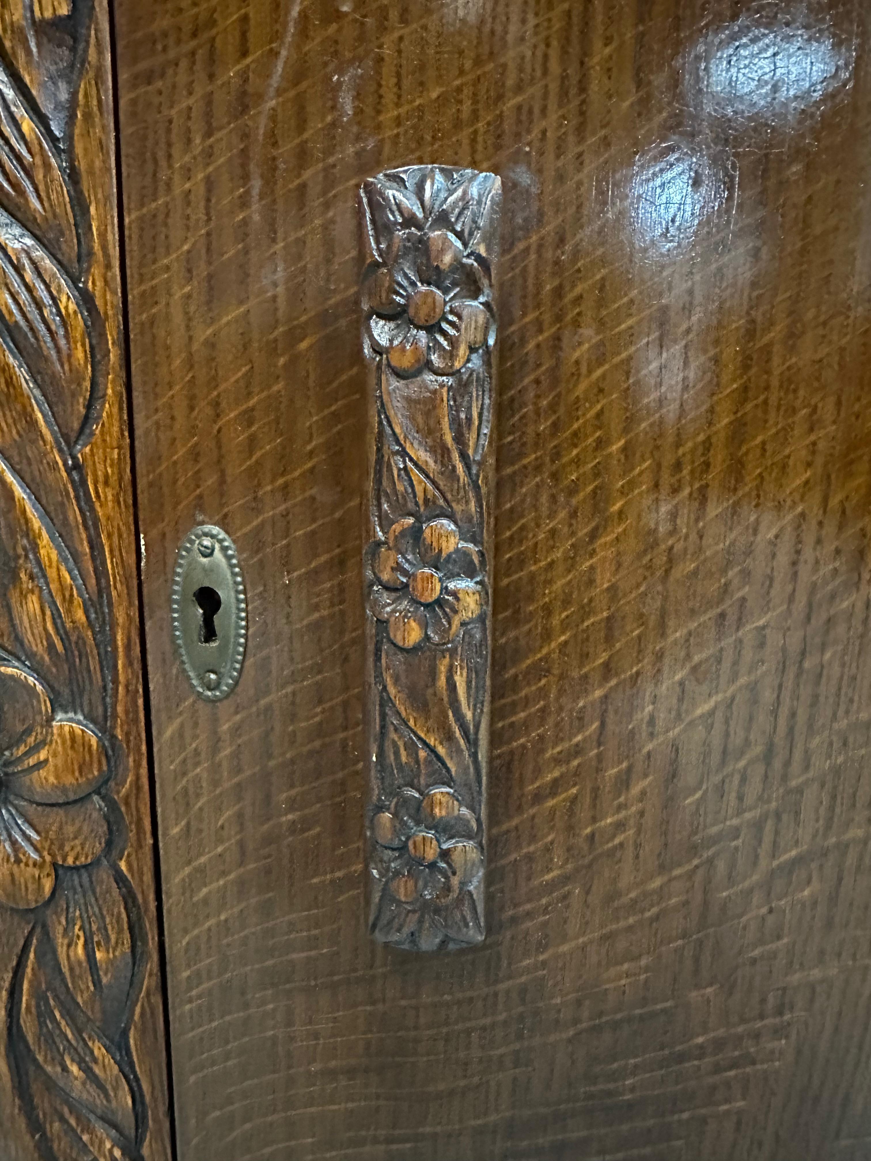 1920s Art Nouveau English Carved Sideboard in Oak For Sale 6