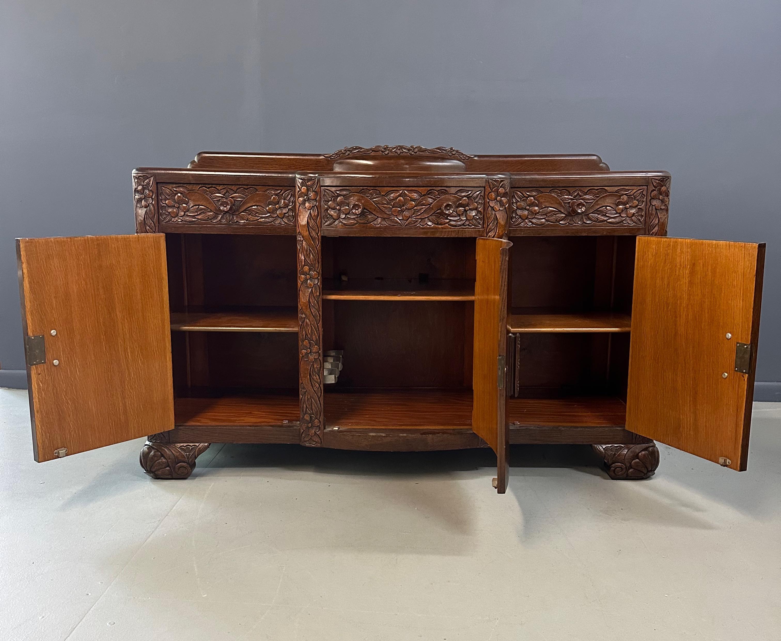 1920s Art Nouveau English Carved Sideboard in Oak For Sale 10