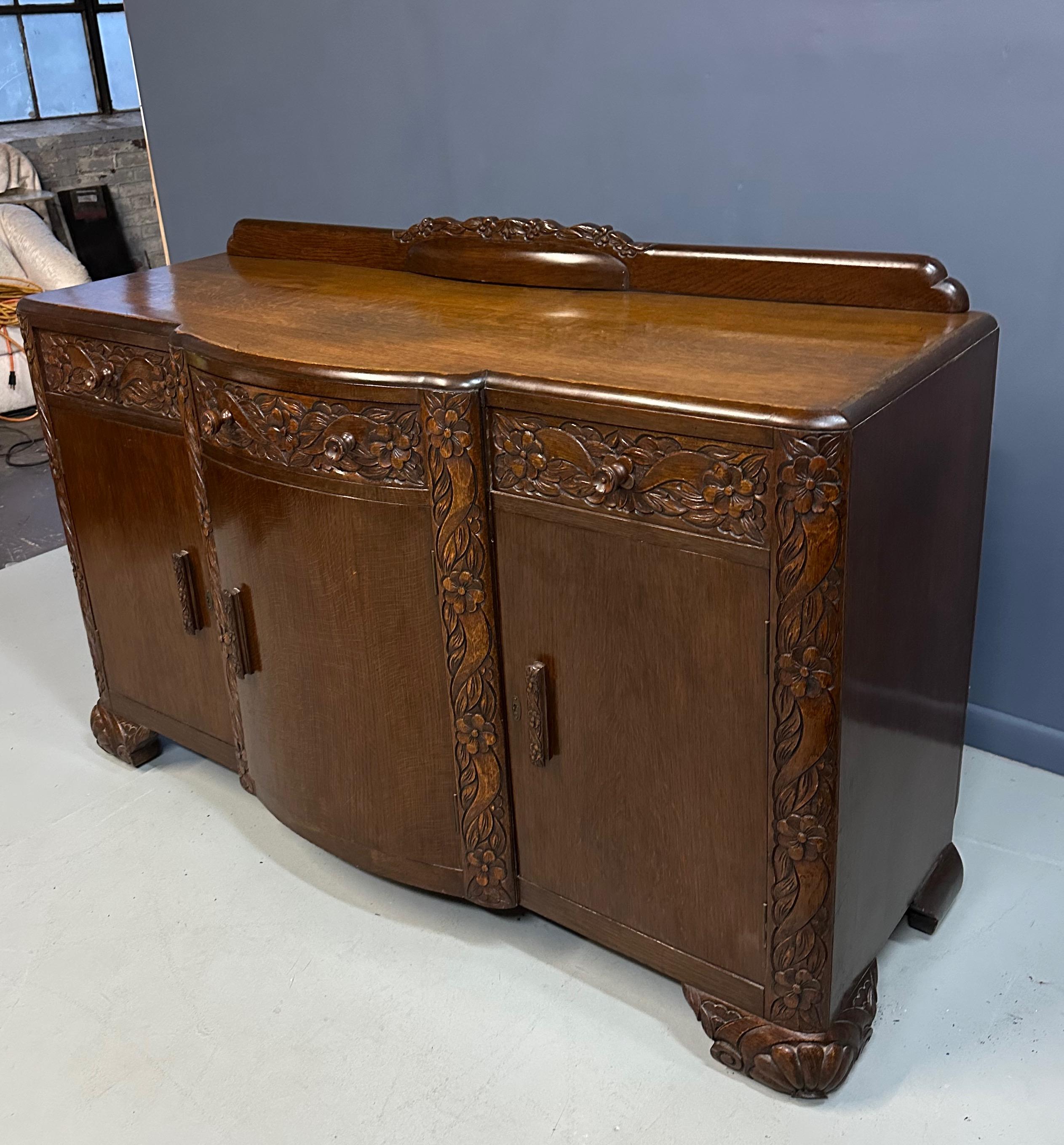 1920s Art Nouveau English Carved Sideboard in Oak In Good Condition For Sale In Philadelphia, PA