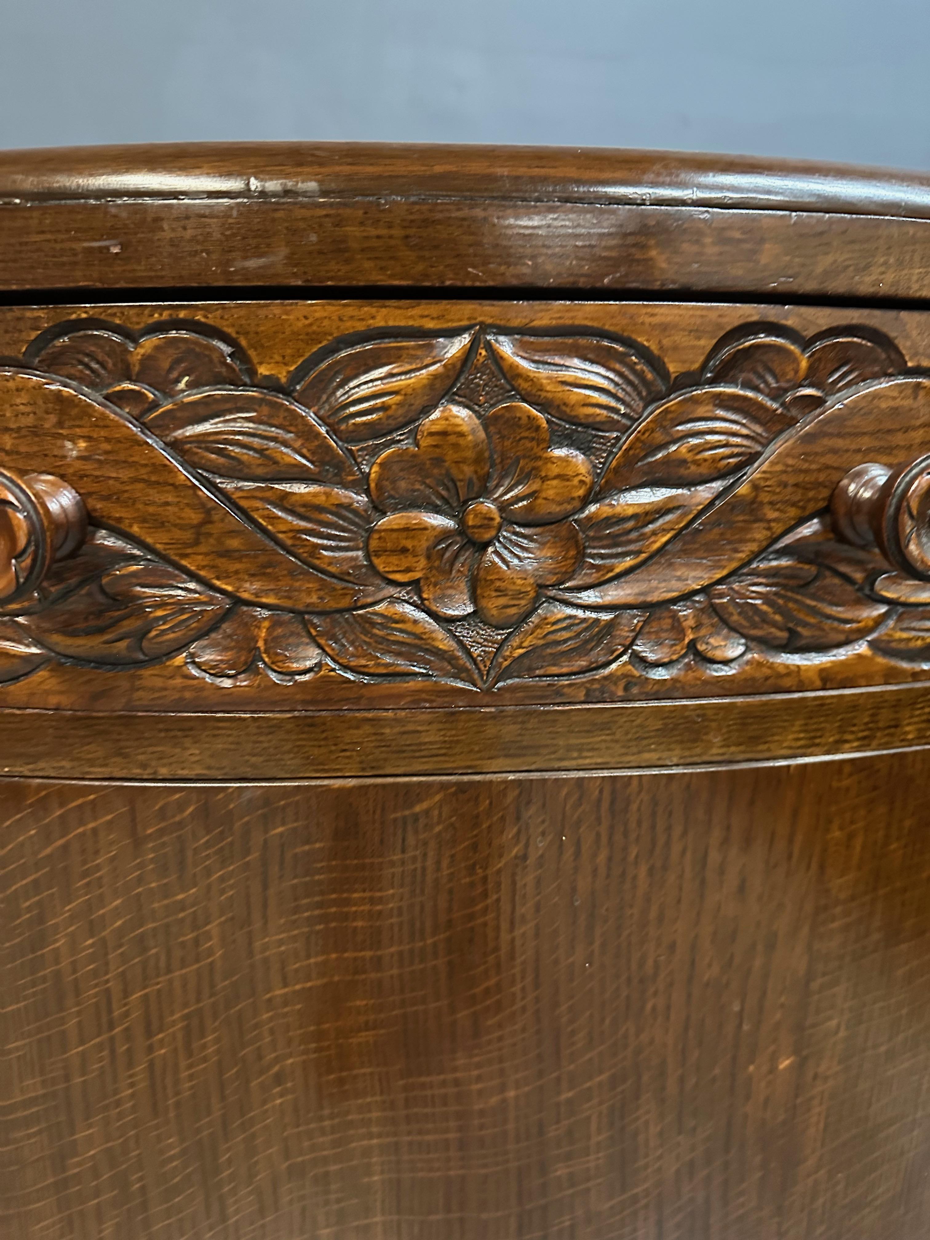 1920s Art Nouveau English Carved Sideboard in Oak For Sale 1