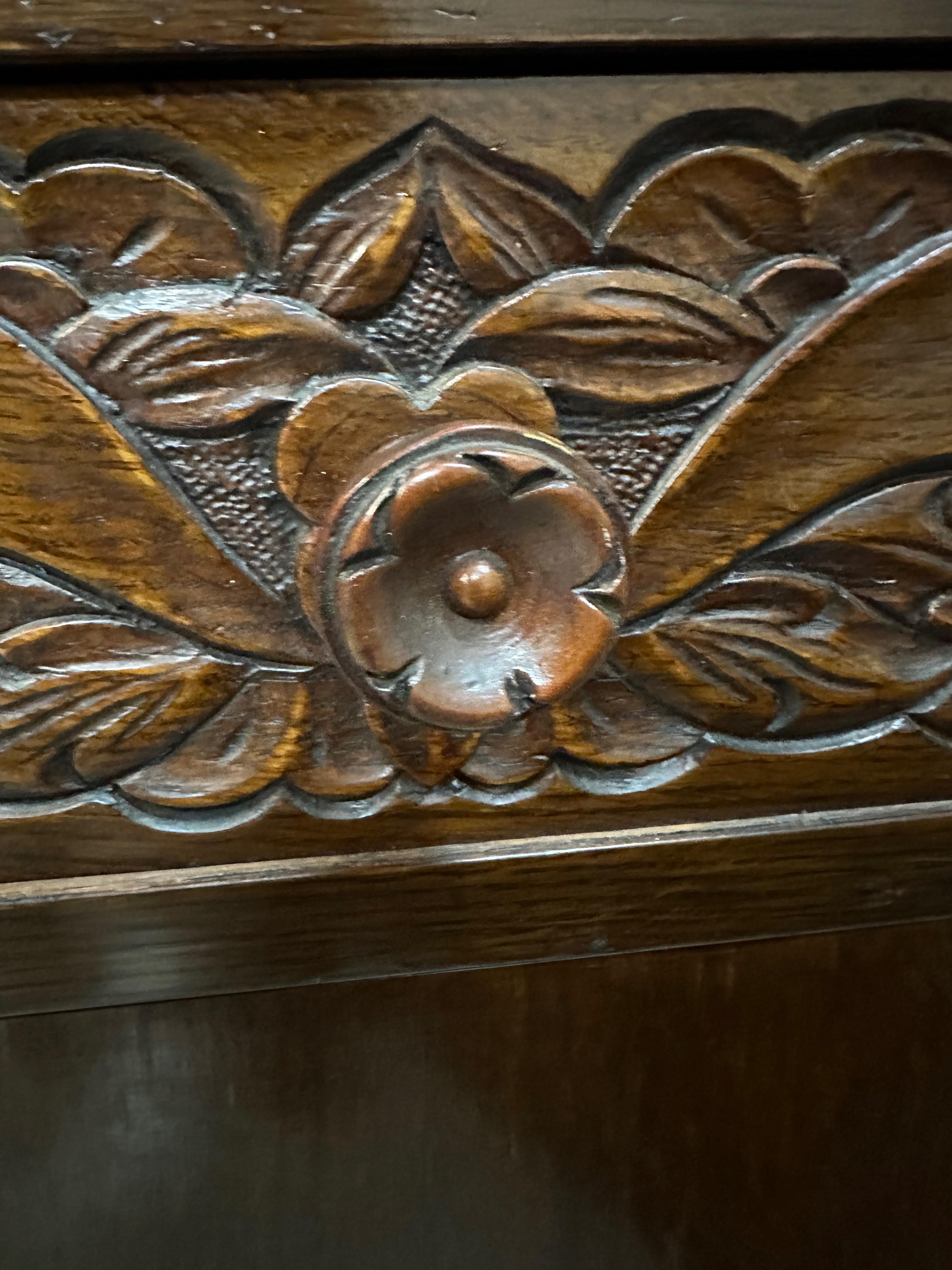 1920s Art Nouveau English Carved Sideboard in Oak For Sale 2