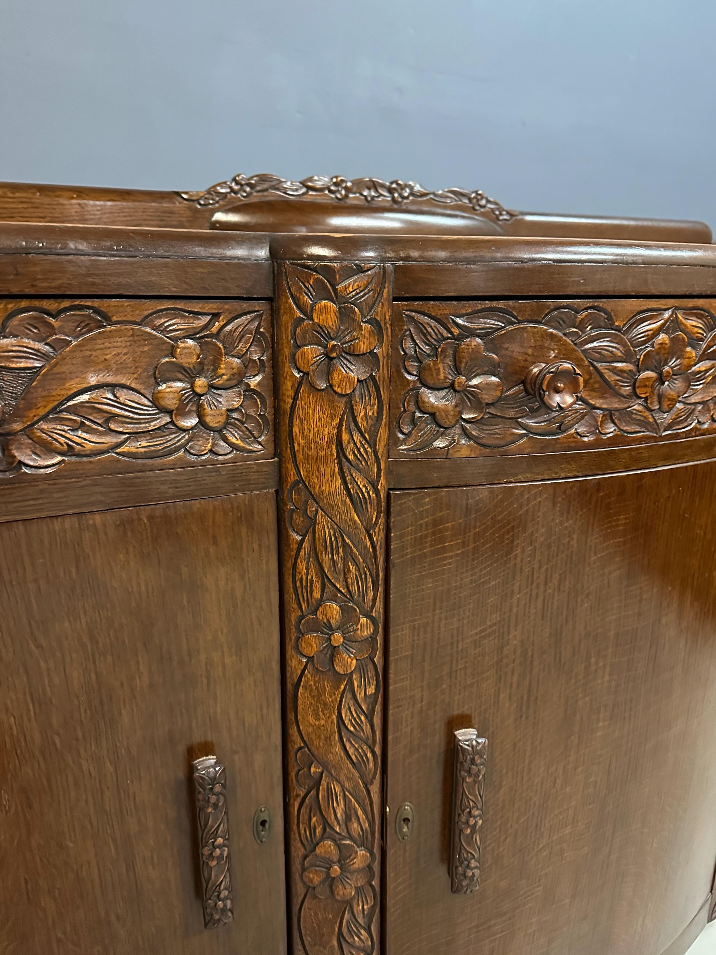 1920s Art Nouveau English Carved Sideboard in Oak For Sale 3