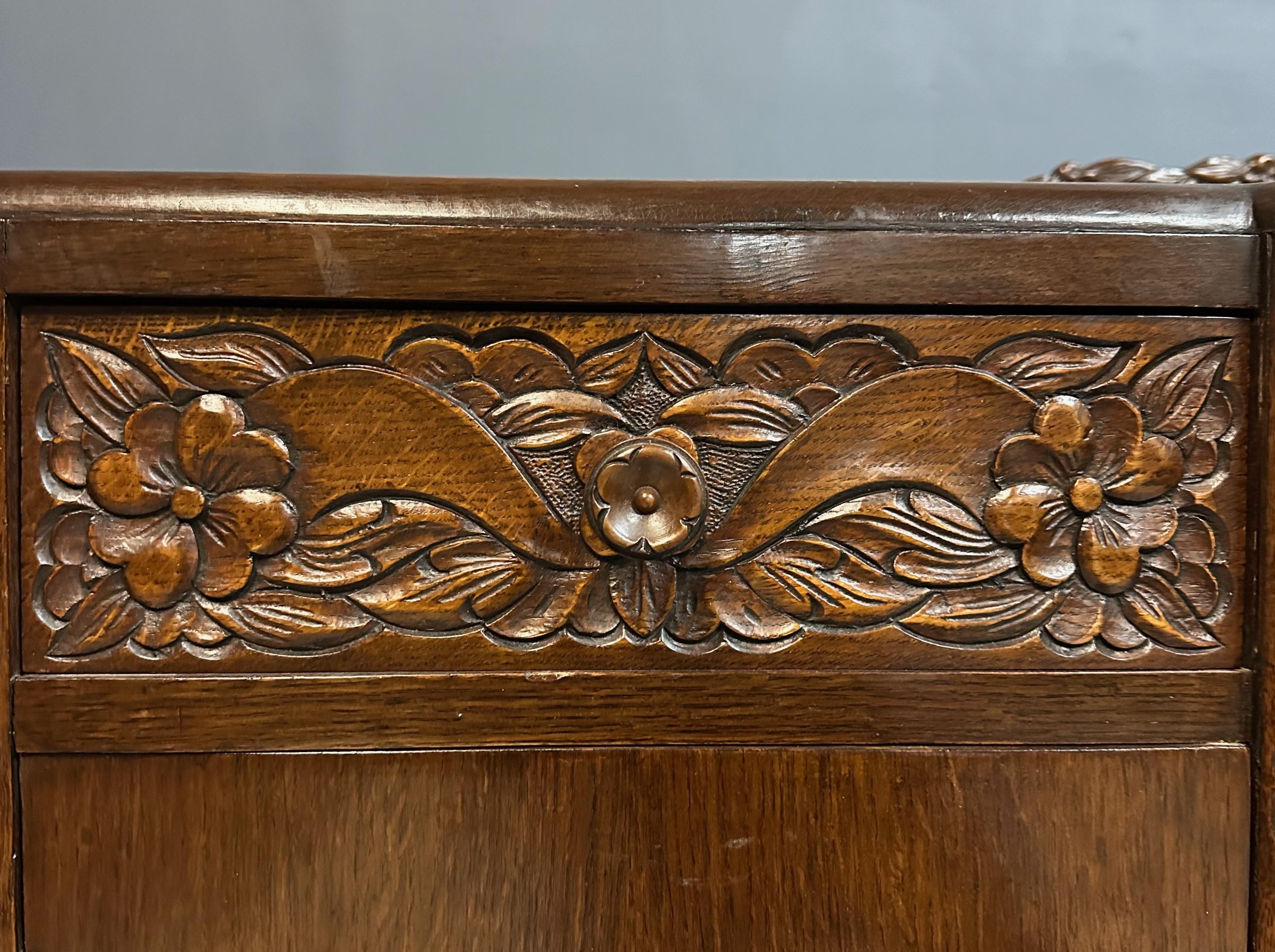 1920s Art Nouveau English Carved Sideboard in Oak For Sale 4