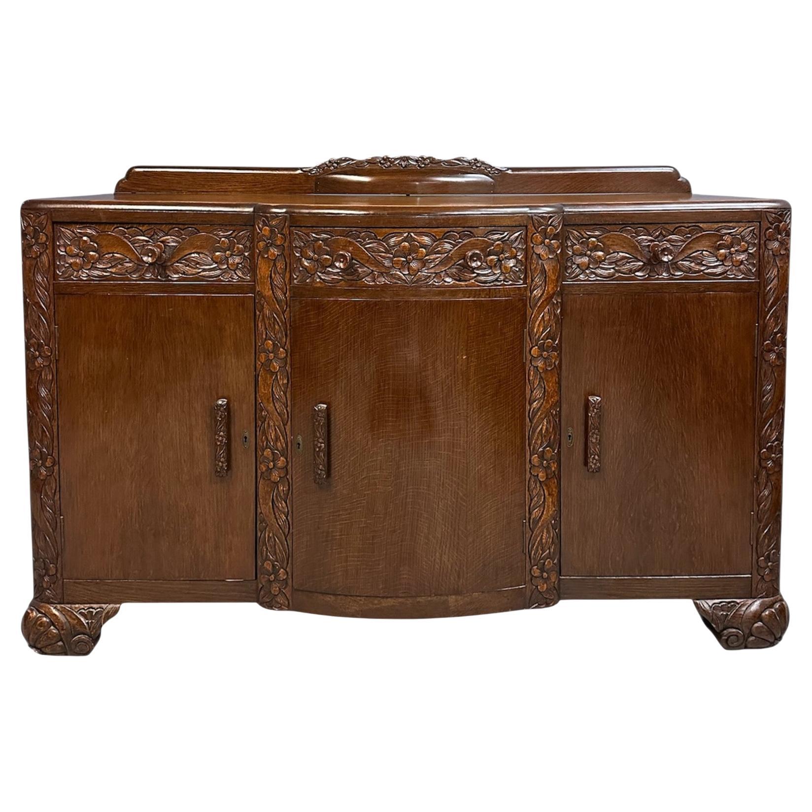 Buffet anglais sculpté Art Nouveau des années 1920 en chêne