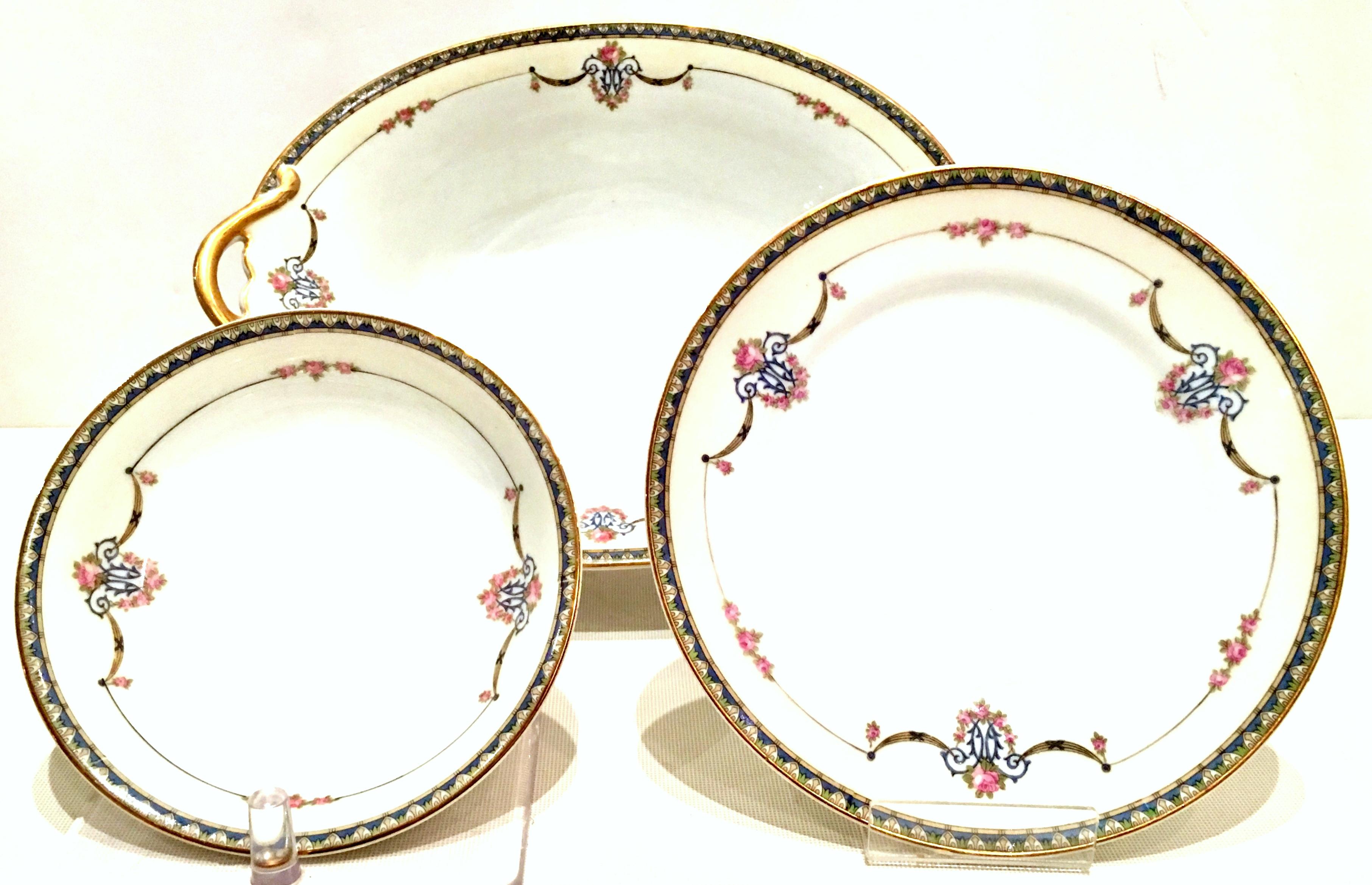 1920'S Art Nouveau Japanese porcelain and 22-karat gold hand painted twenty-six-piece dinnerware set by Morimura Brothers-Noritake. The 