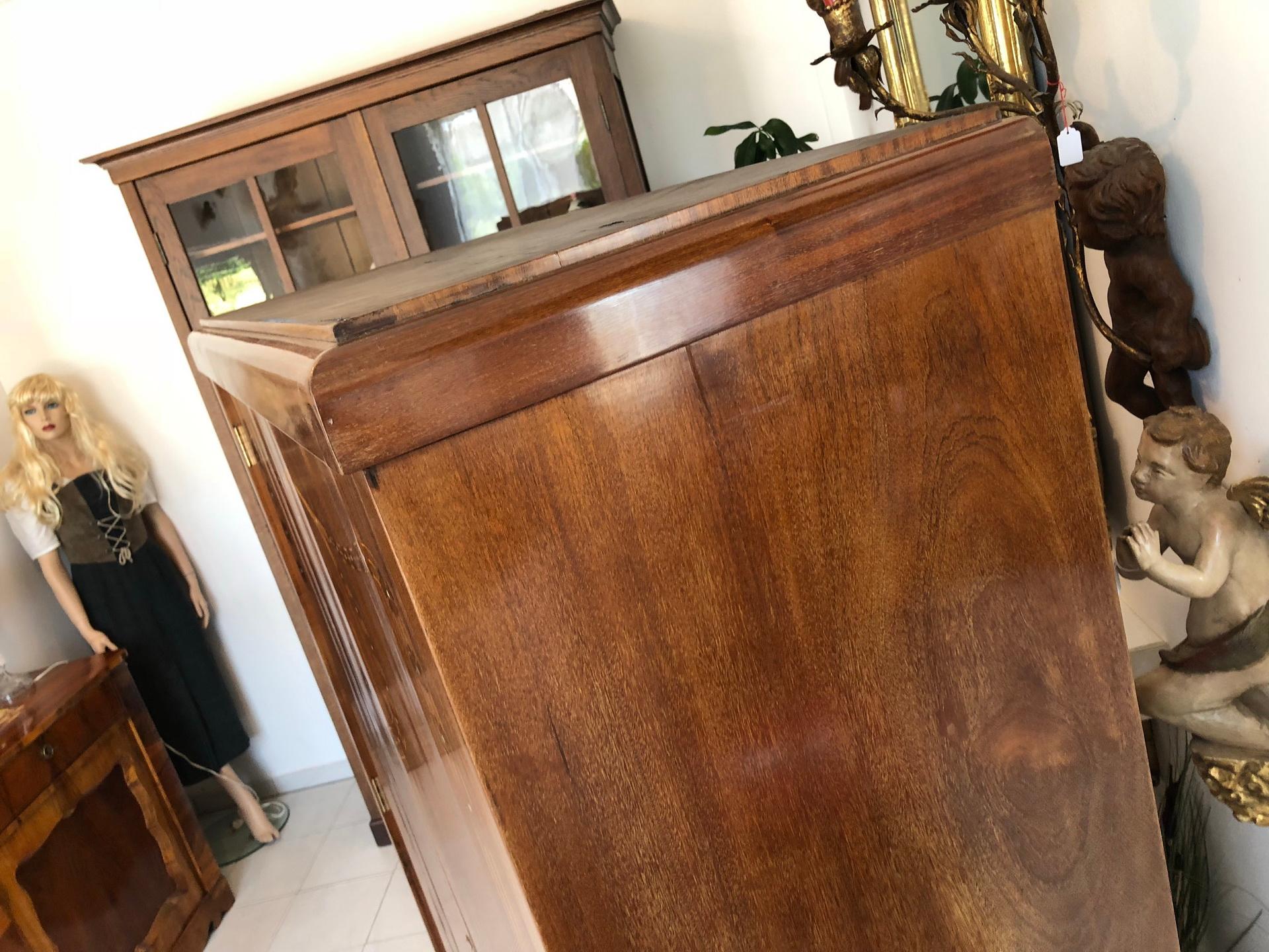 Original exquisite Art Nouveau dresser or wardrobe cabinet.
This is a very nice original piece from the period around 1920, a beautiful dresser with stunning floral inlays on its front / door panels.
This is a dreamlike Art Nouveau item with