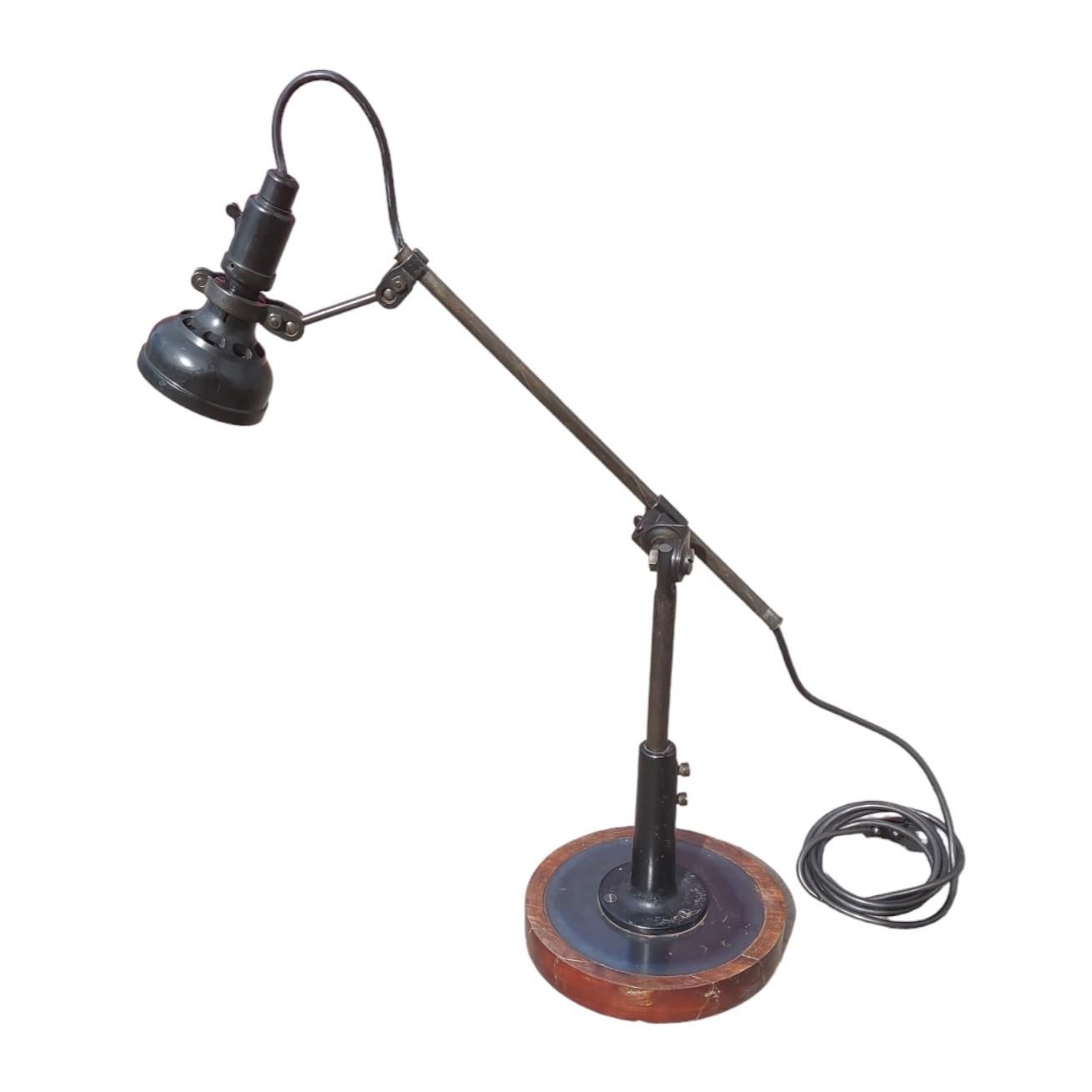 Lampe de bureau industrielle articulée des années 1920 en vente 3
