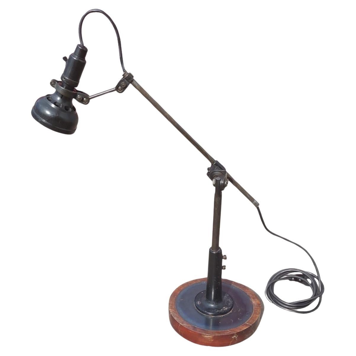 Lampe de bureau industrielle articulée des années 1920 en vente