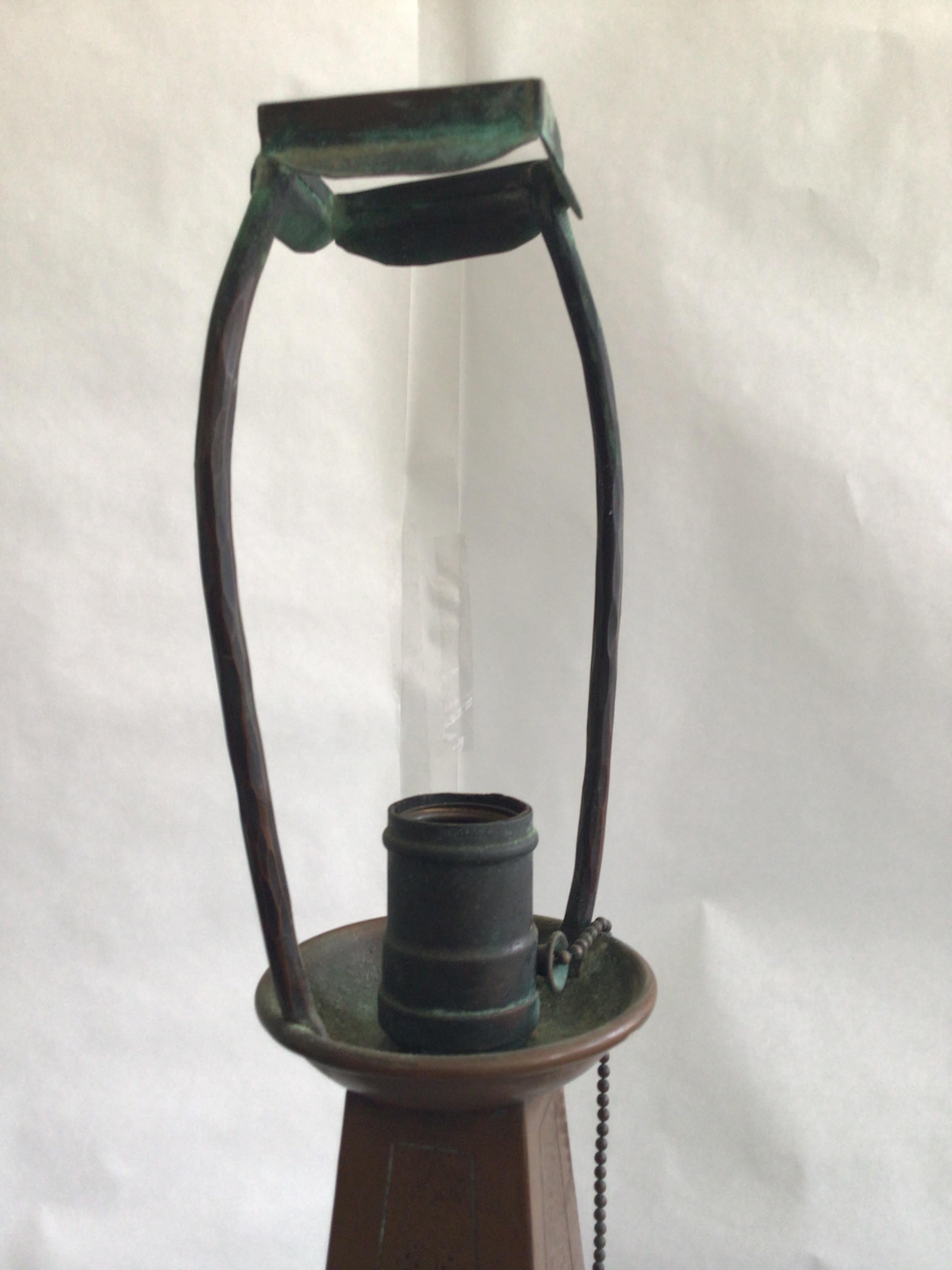 1920er Jahre Arts and Crafts Copper Tischlampe mit Glimmer-Schirm im Angebot 6
