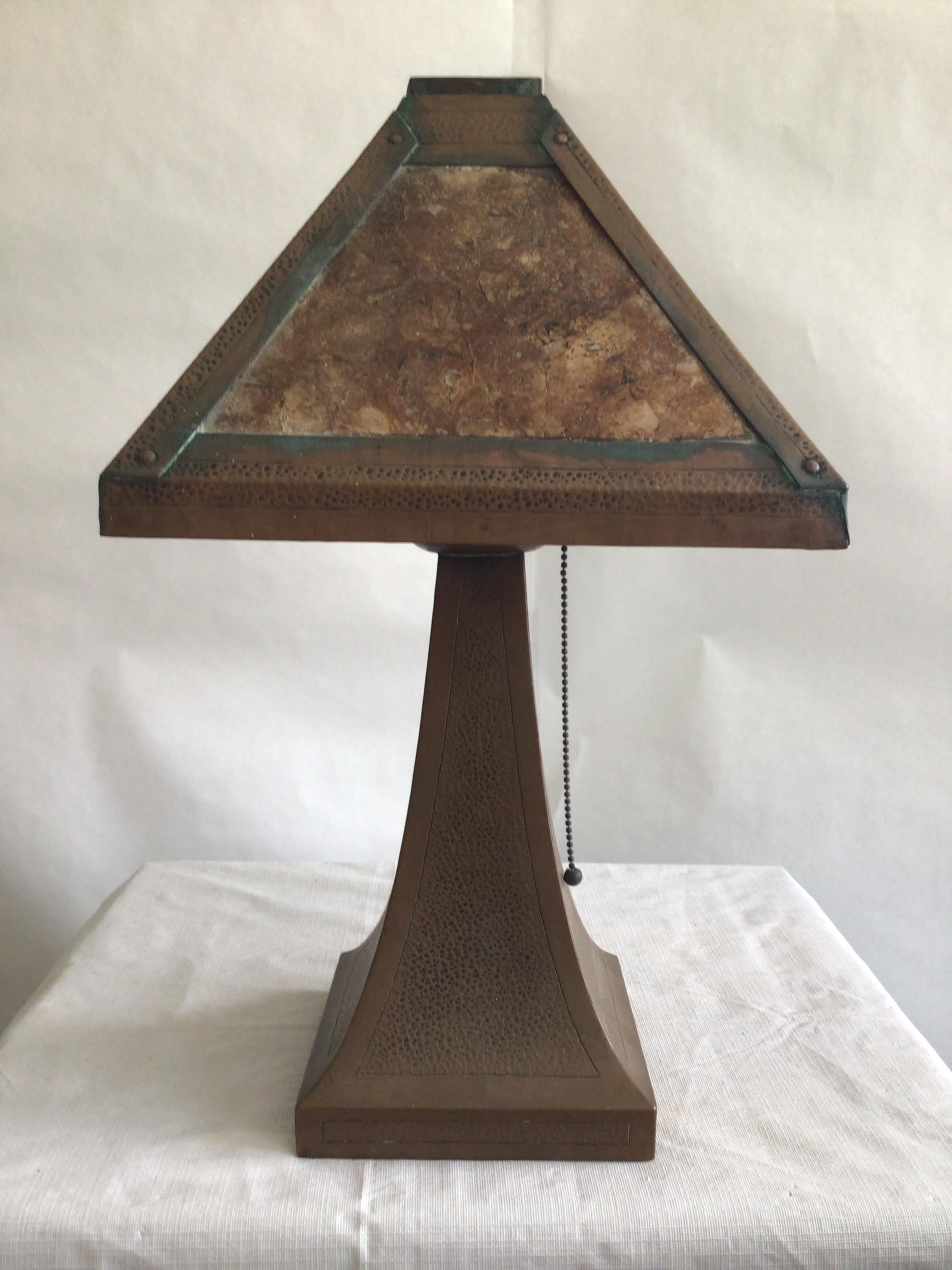 Lampe de table Arts and Crafts des années 1920 avec abat-jour en mica
Le poids total est plus léger car il s'agit de cuivre et d'une fine pierre de mica.
Le cuivre martelé à la main est éblouissant sur cette lampe Arts & Crafts.
Très bon état pour
