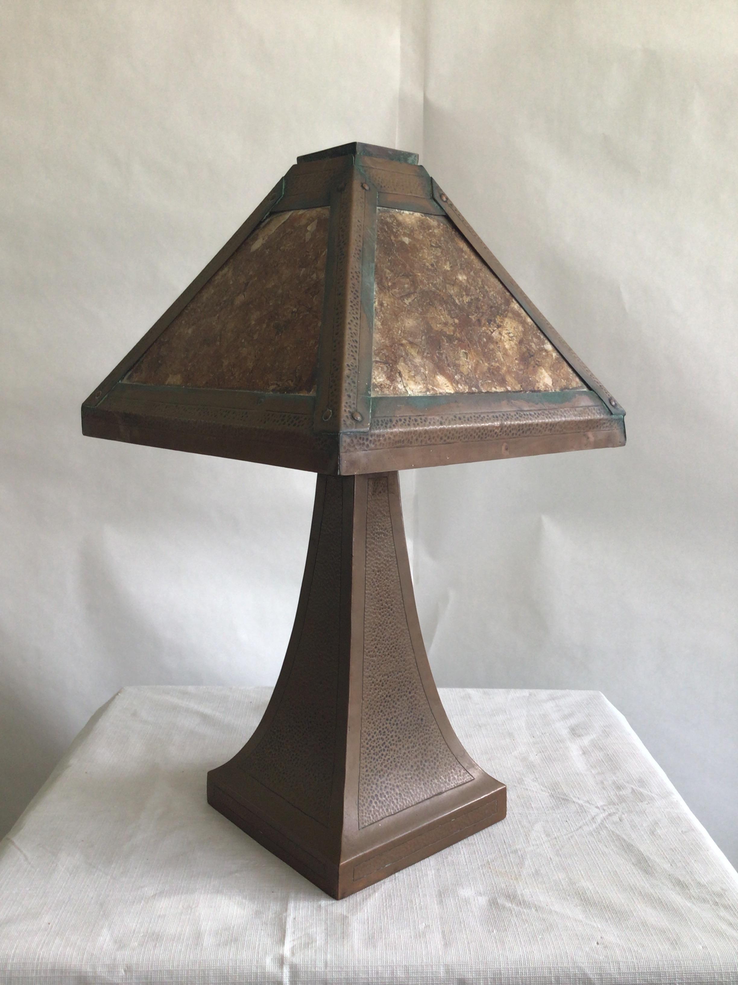 1920s Arts and Crafts Copper Table Lamp With Mica Shade In Good Condition For Sale In Tarrytown, NY