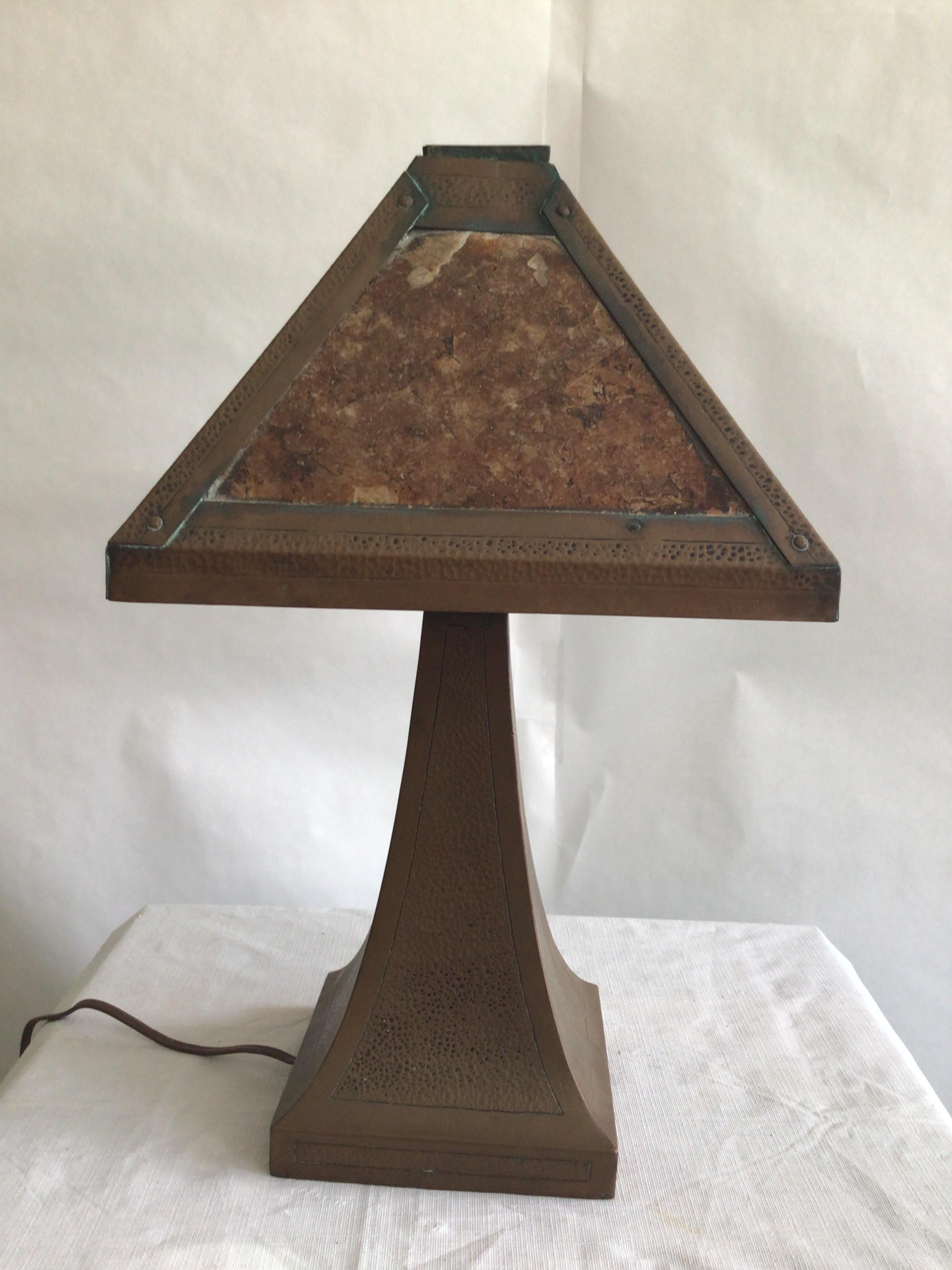 Early 20th Century 1920s Arts and Crafts Copper Table Lamp With Mica Shade For Sale