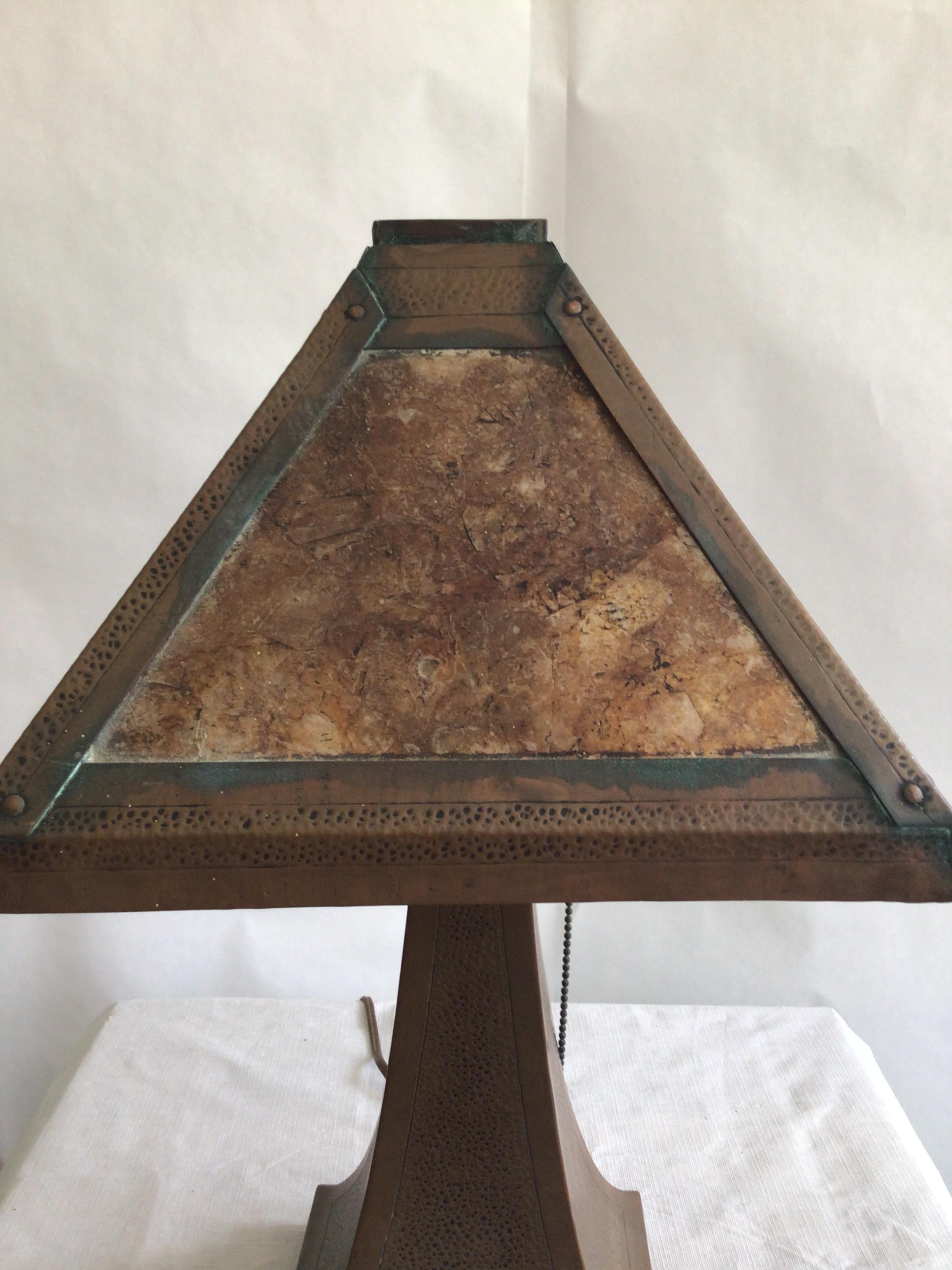 Cuivre Lampe de table Arts and Crafts des années 1920 avec abat-jour en mica en vente