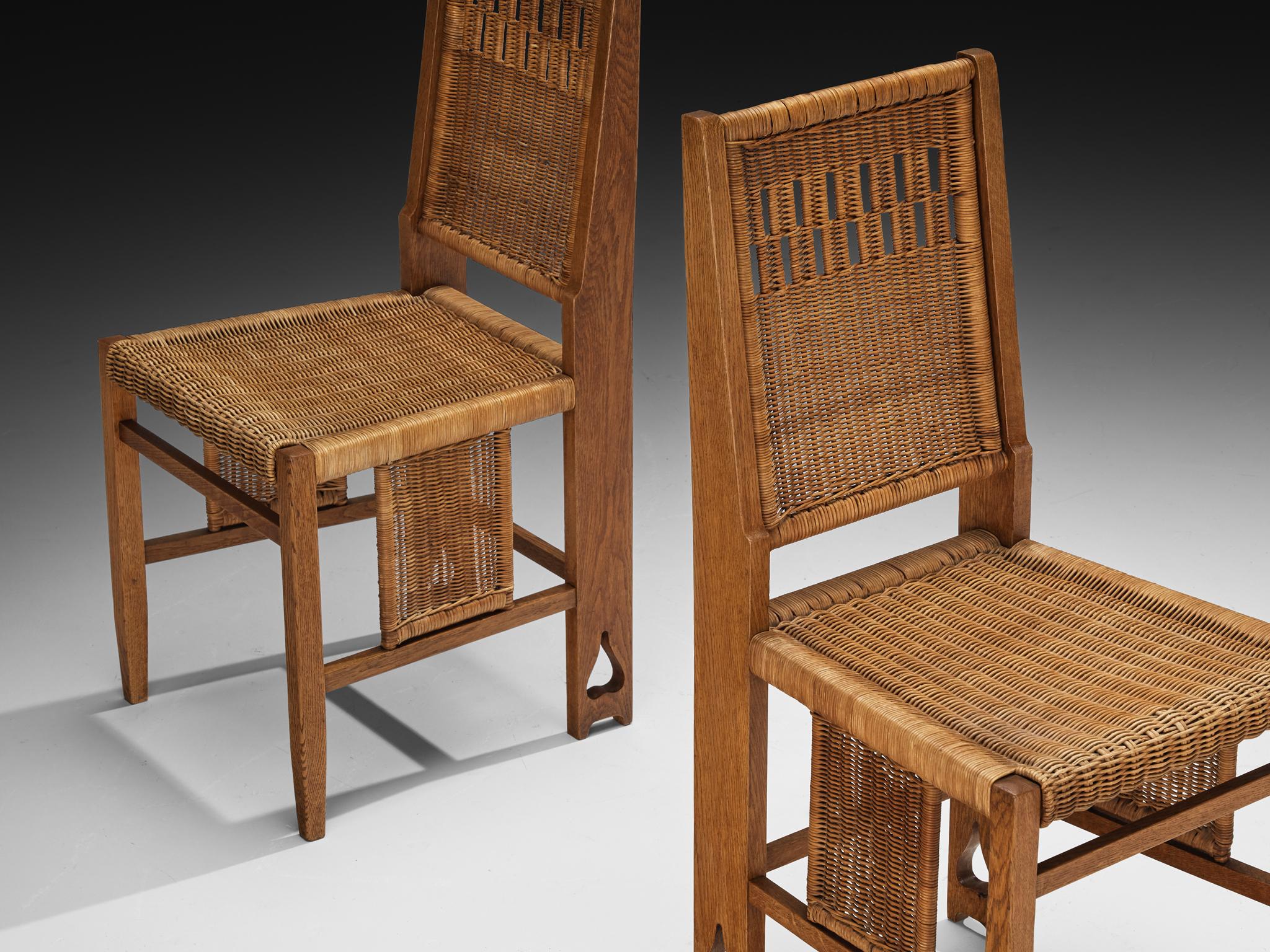 1920er Jahre Arts & Crafts Paar Esszimmerstühle aus Eiche und Rohrholz (Arts and Crafts) im Angebot