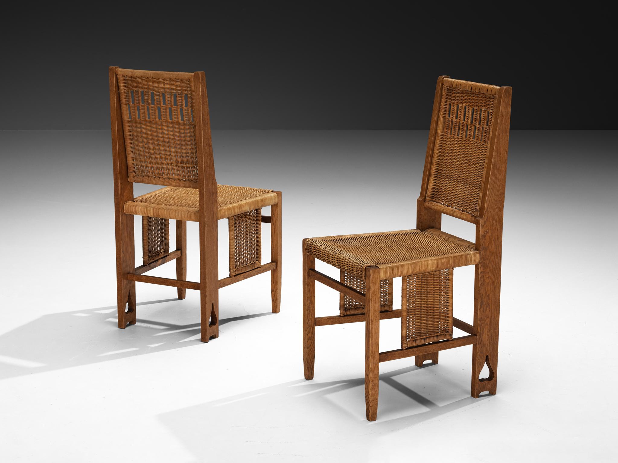 1920er Jahre Arts & Crafts Paar Esszimmerstühle aus Eiche und Rohrholz (Frühes 20. Jahrhundert) im Angebot