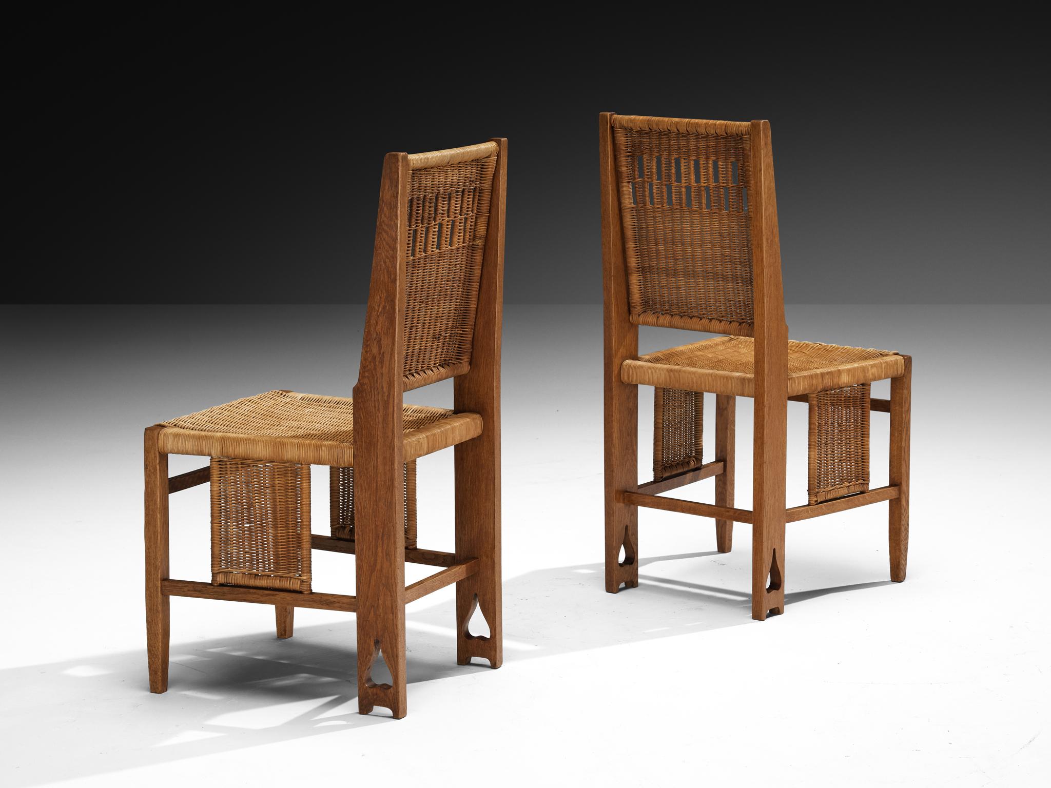 1920er Jahre Arts & Crafts Paar Esszimmerstühle aus Eiche und Rohrholz im Angebot 1