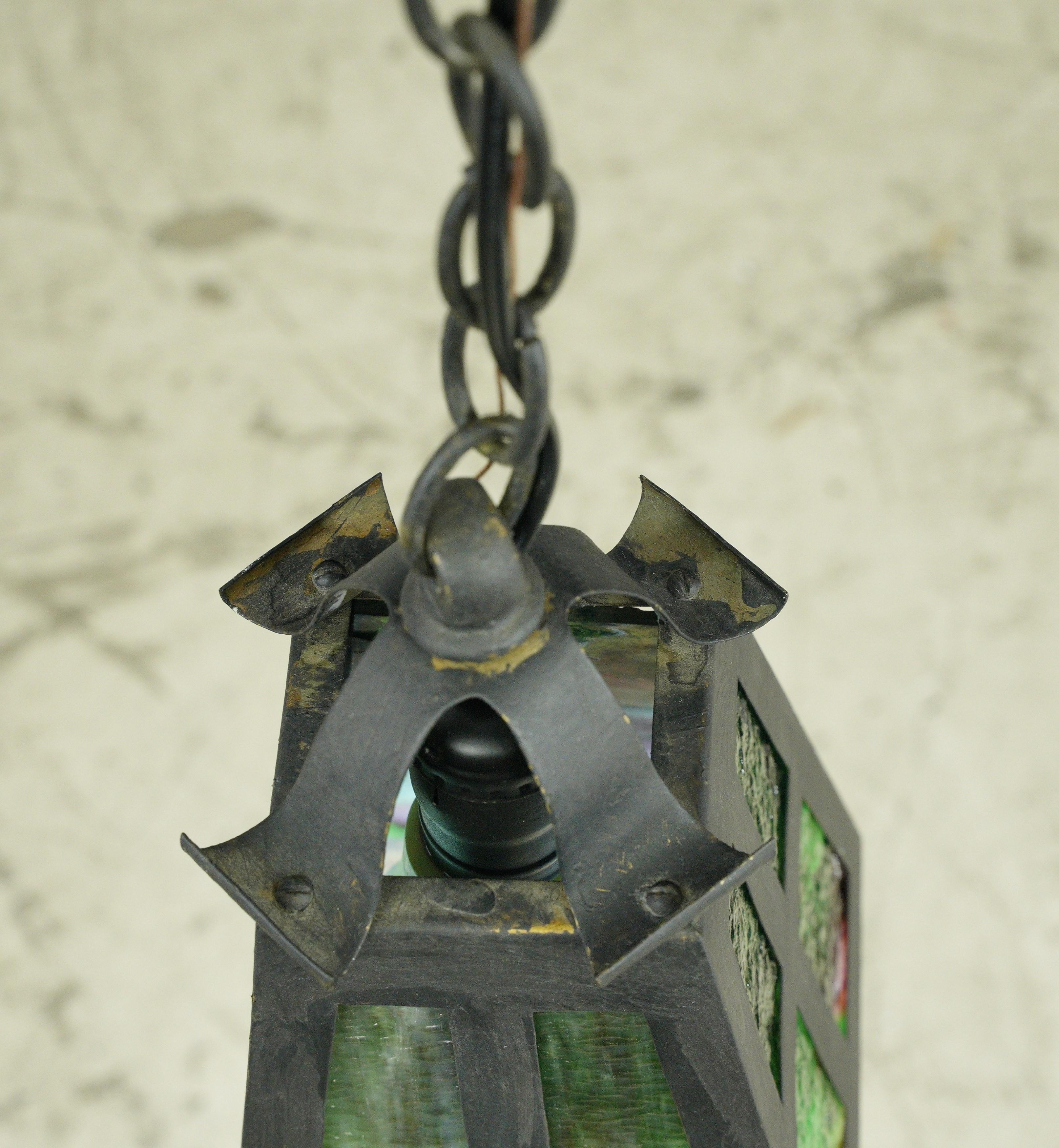 Lanterne suspendue en verre teinté Arts & Crafts des années 1920 Bon état - En vente à New York, NY