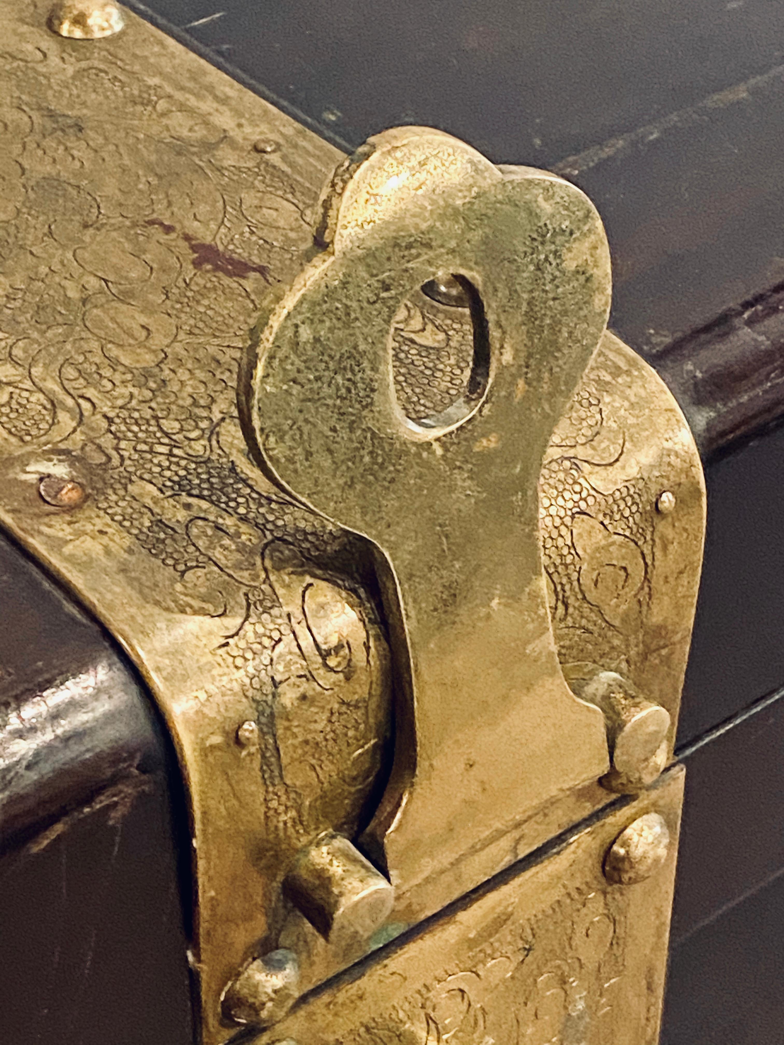 Asiatische Mitgift-, Decken- oder Aufbewahrungstruhe aus den 1920er Jahren, Bronze verziert J. L. George im Angebot 7